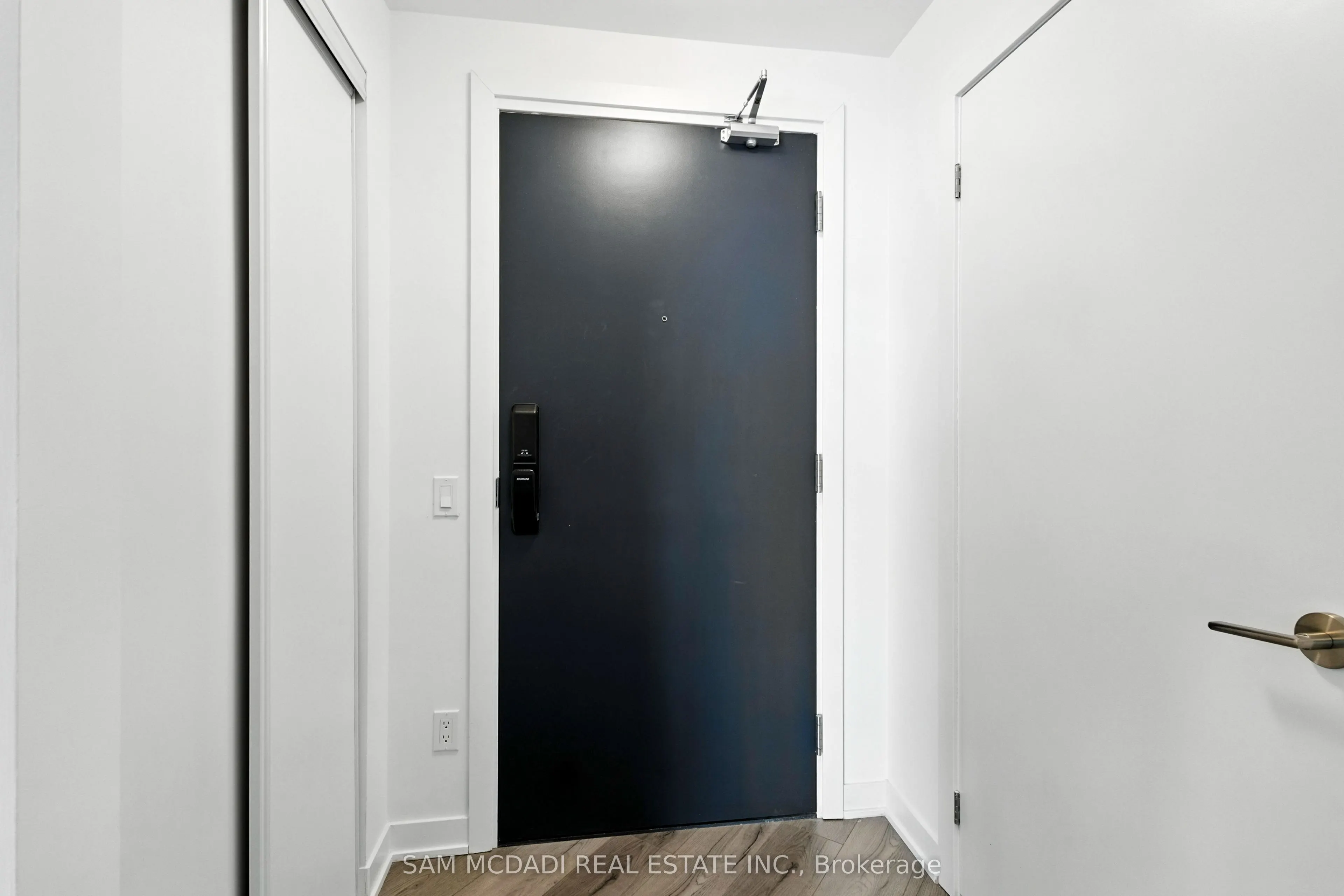405 Dundas Street W, #722