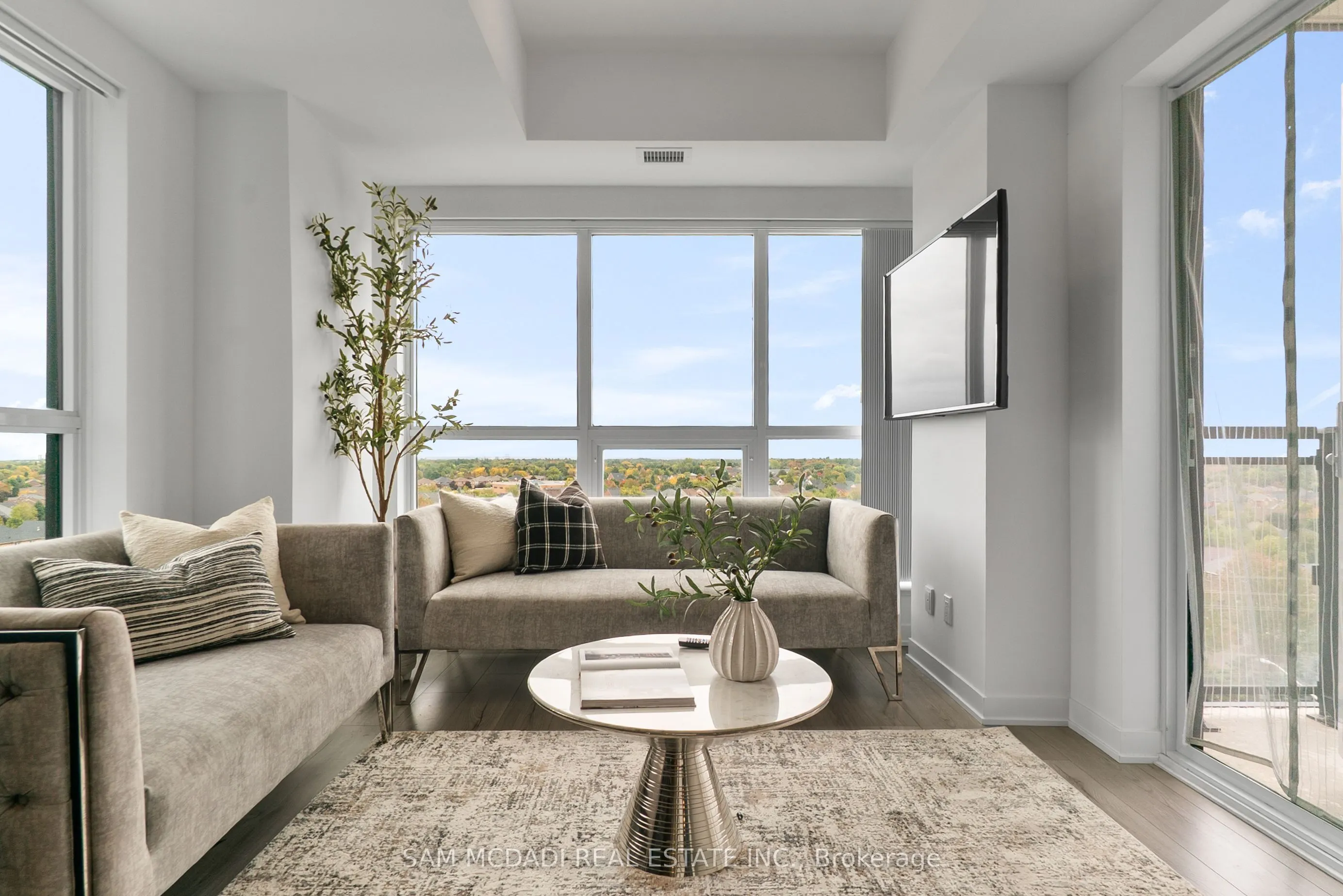 405 Dundas Street W, #722