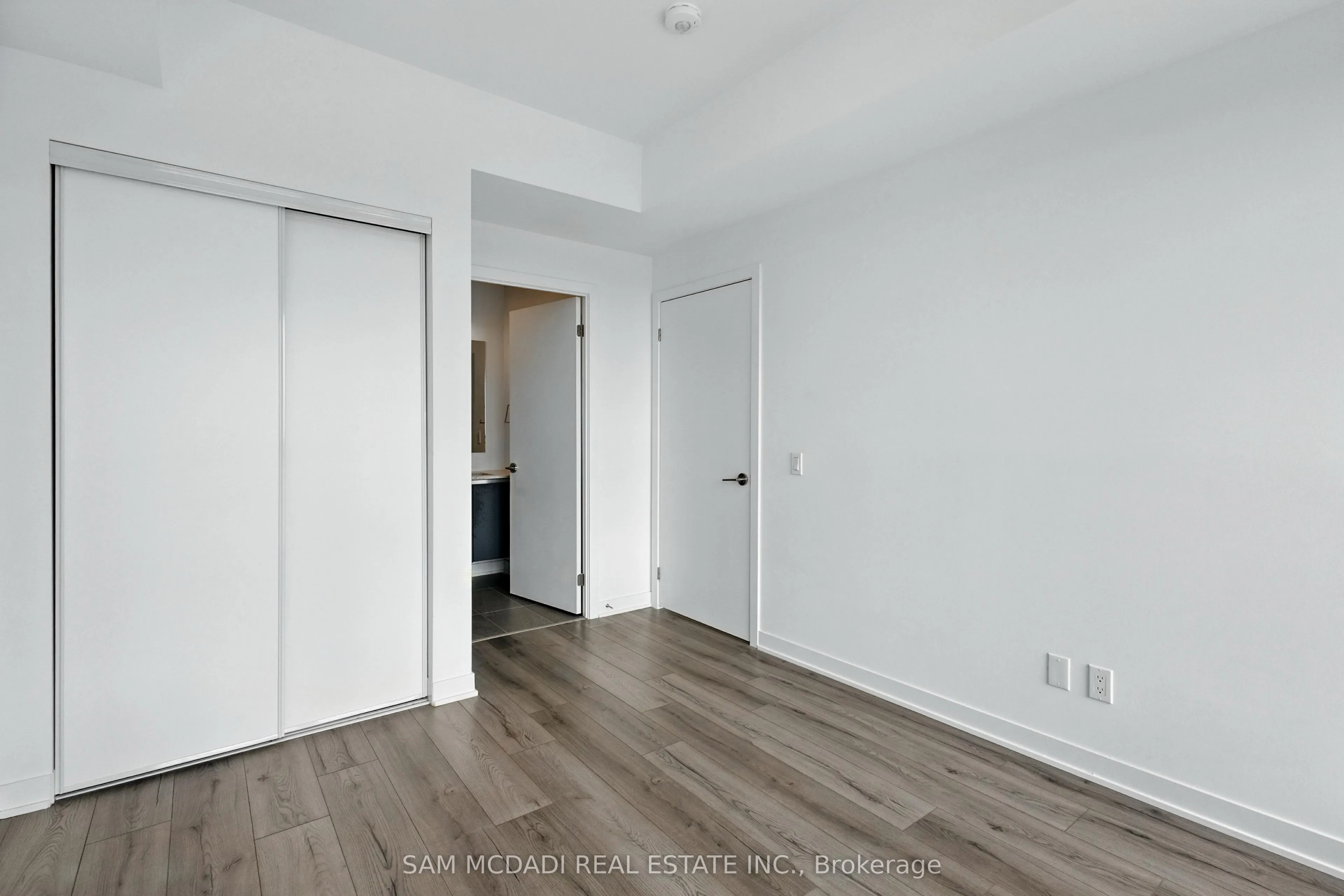 405 Dundas Street W, #722