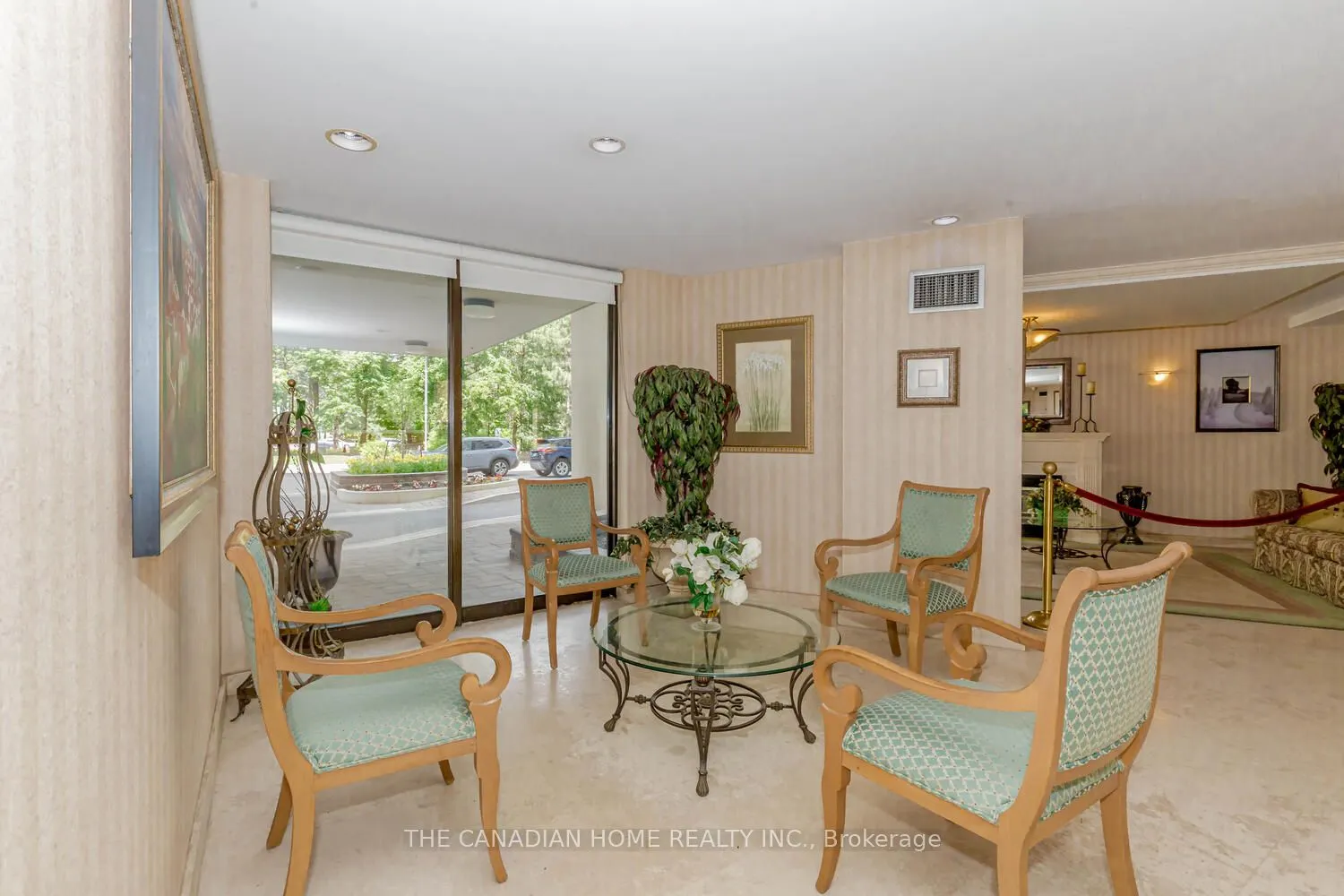 3700 Kaneff Crescent, #903