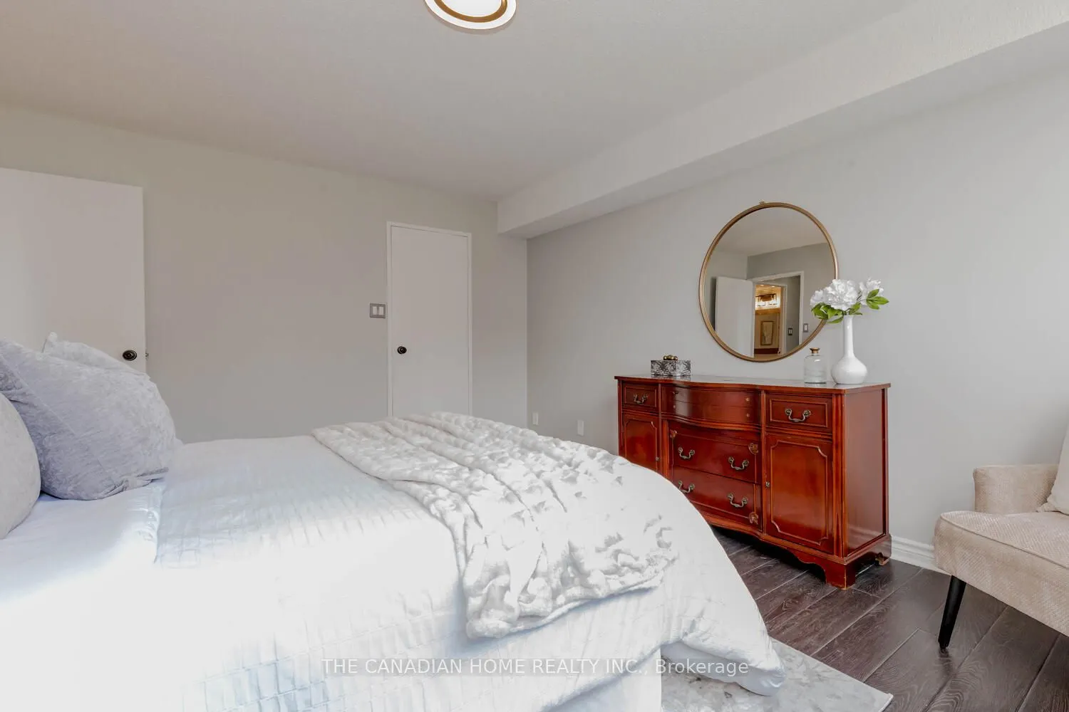 3700 Kaneff Crescent, #903