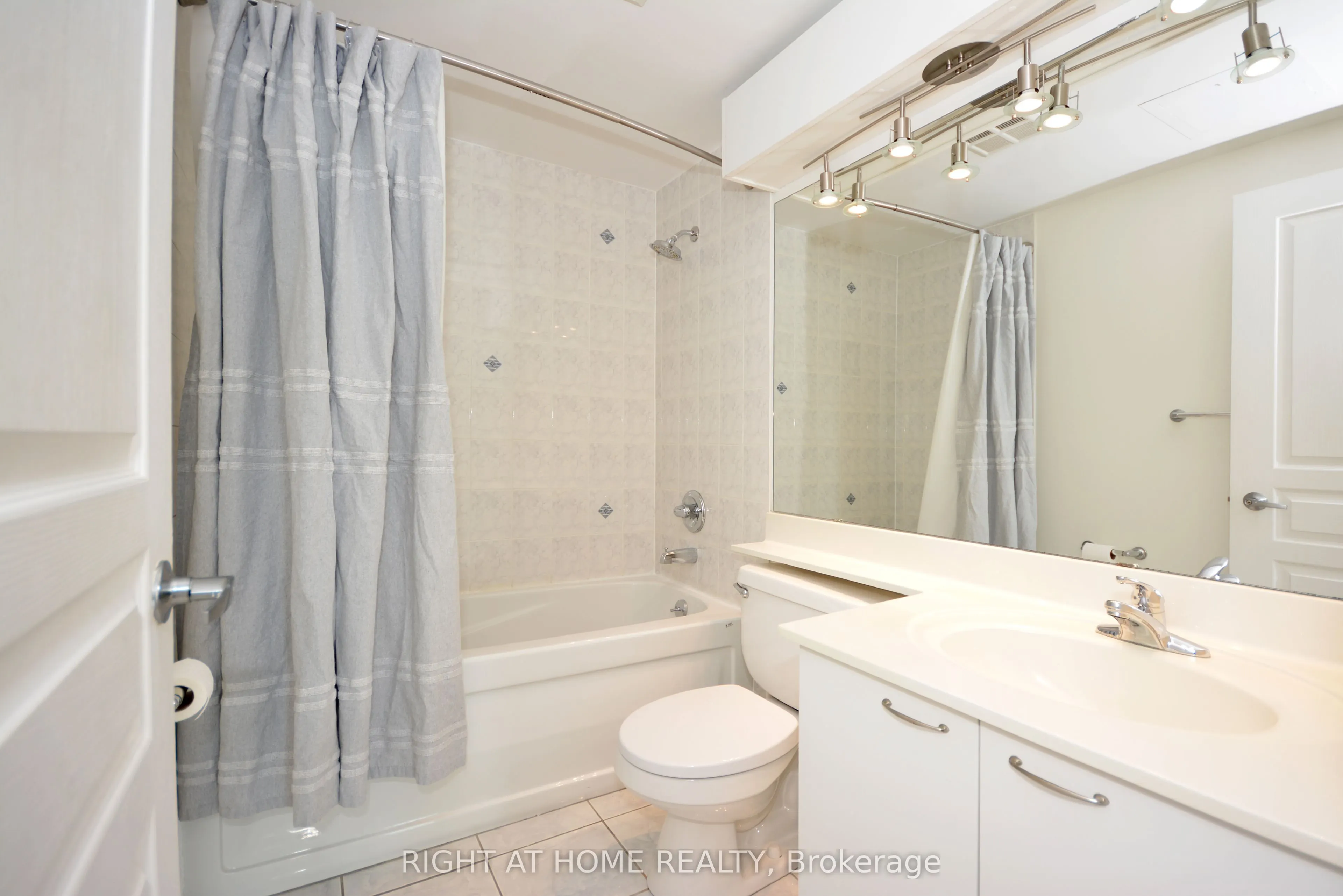 220 Burnhamthorpe Road W, #1805