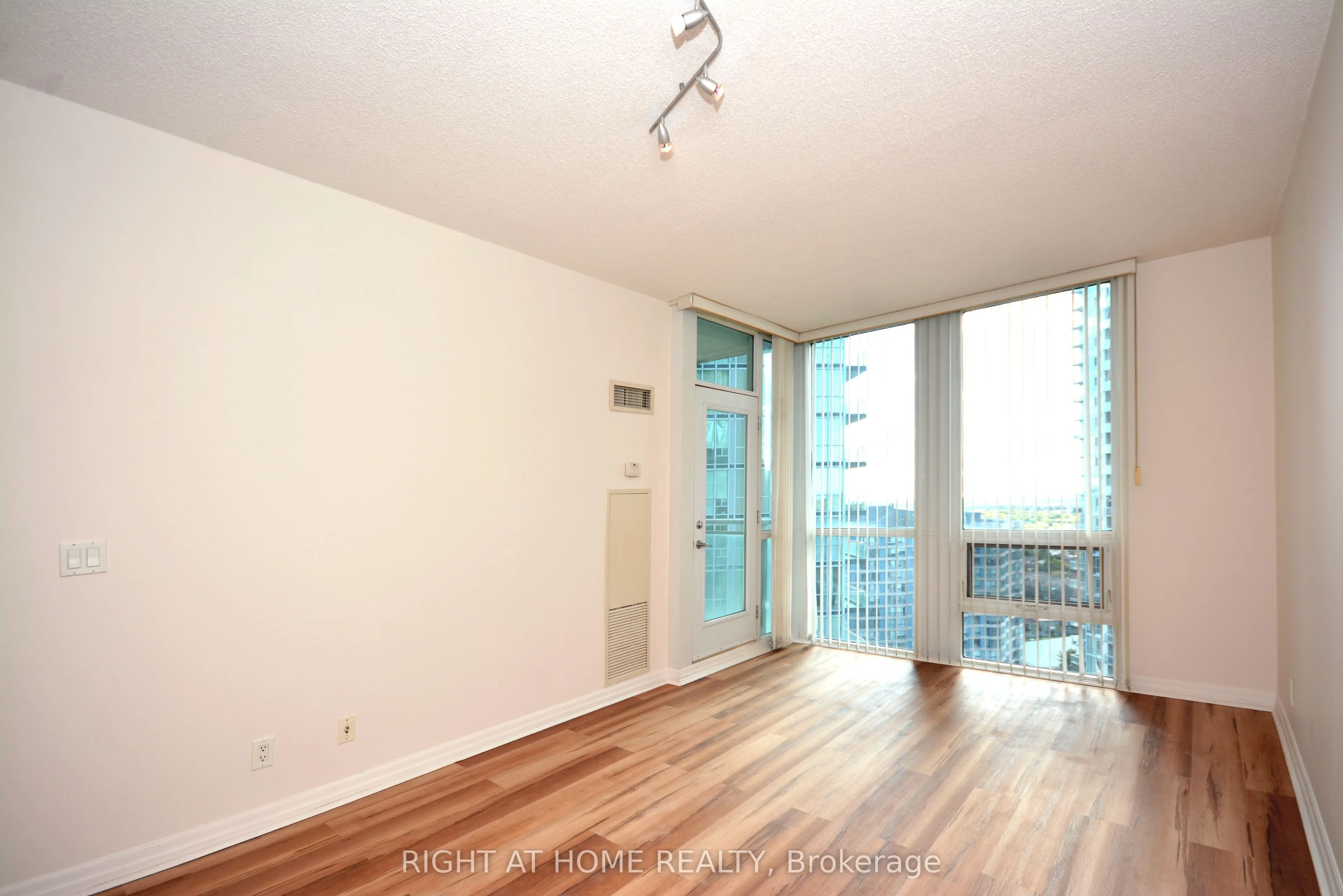220 Burnhamthorpe Road W, #1805