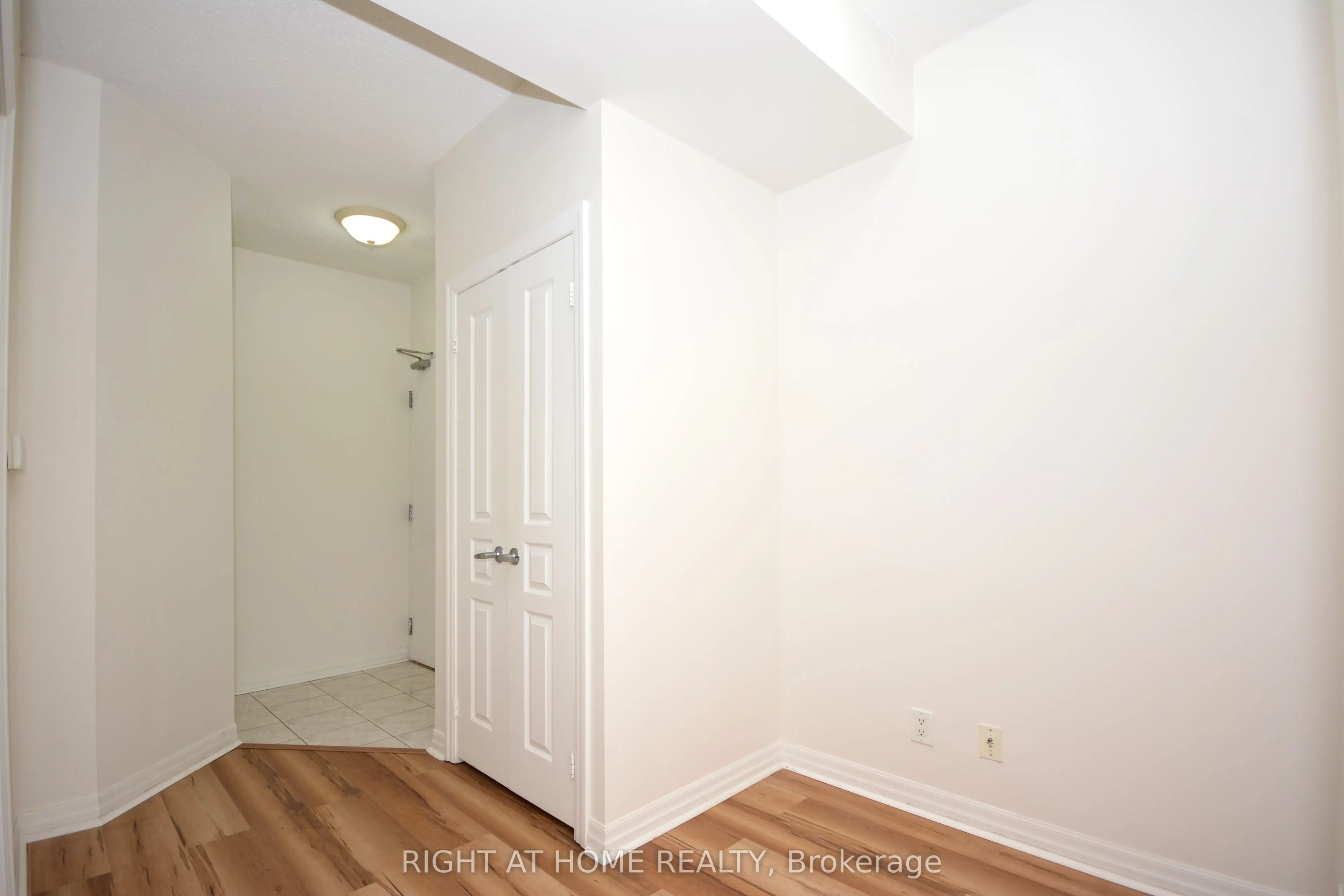 220 Burnhamthorpe Road W, #1805