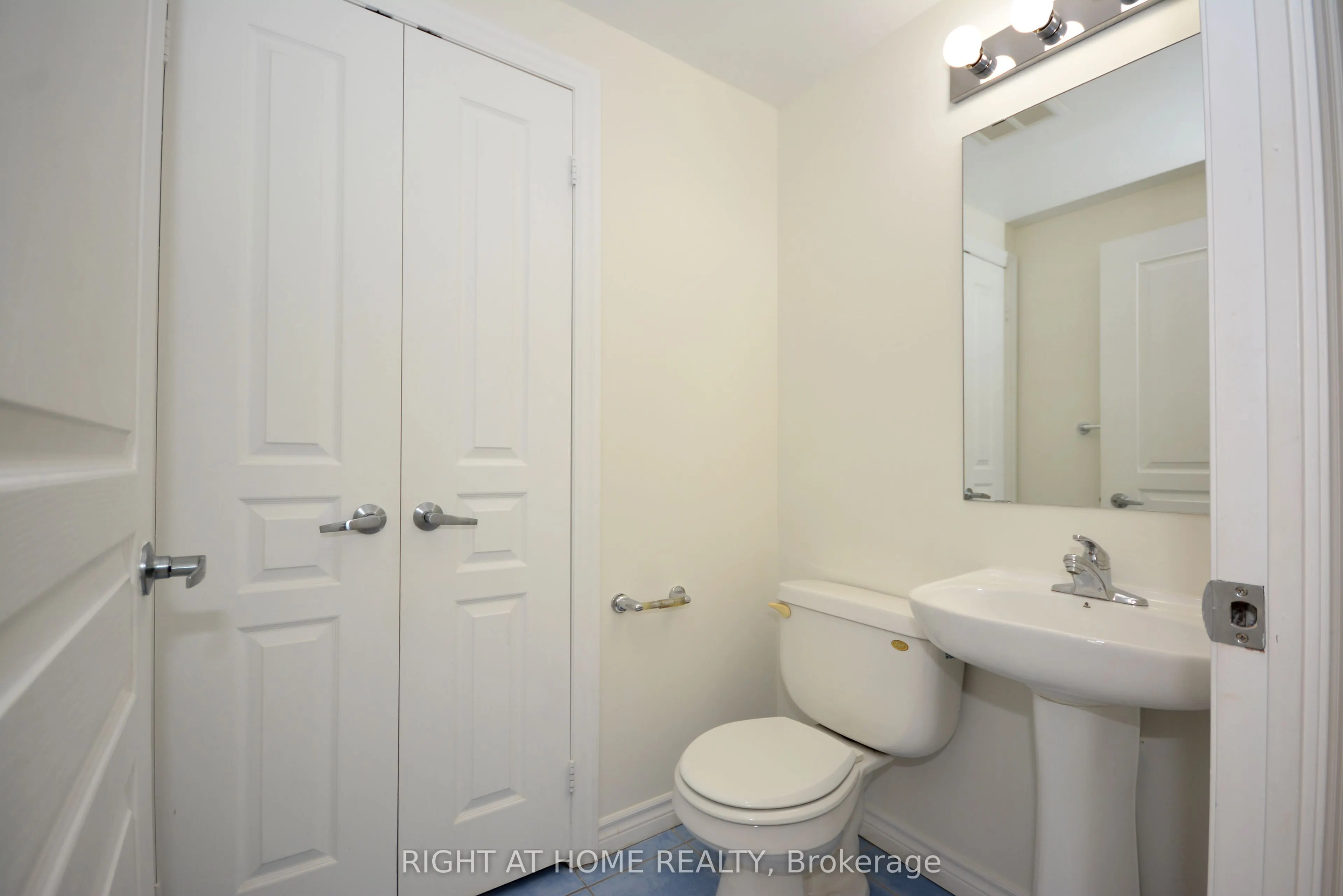 220 Burnhamthorpe Road W, #1805
