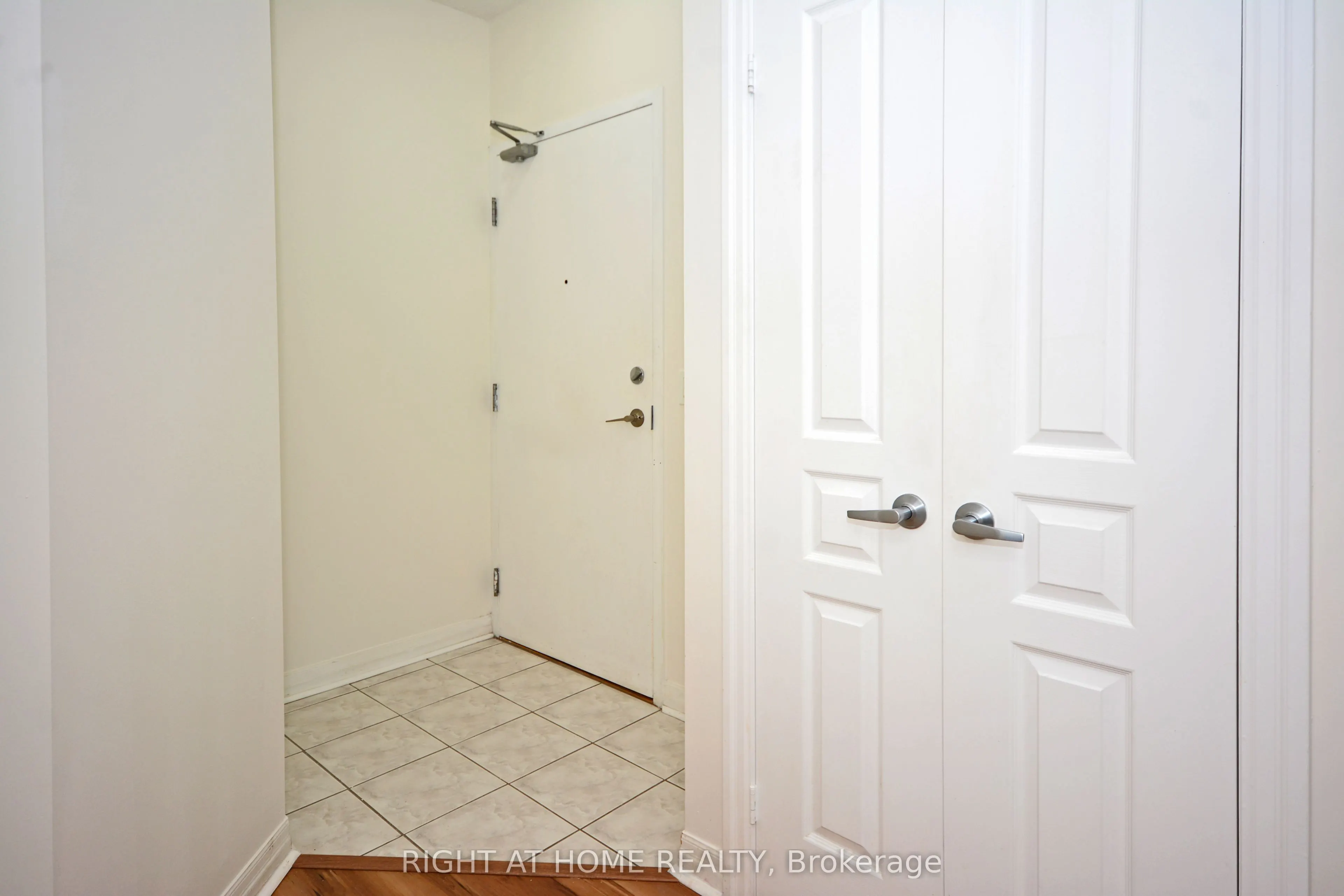 220 Burnhamthorpe Road W, #1805