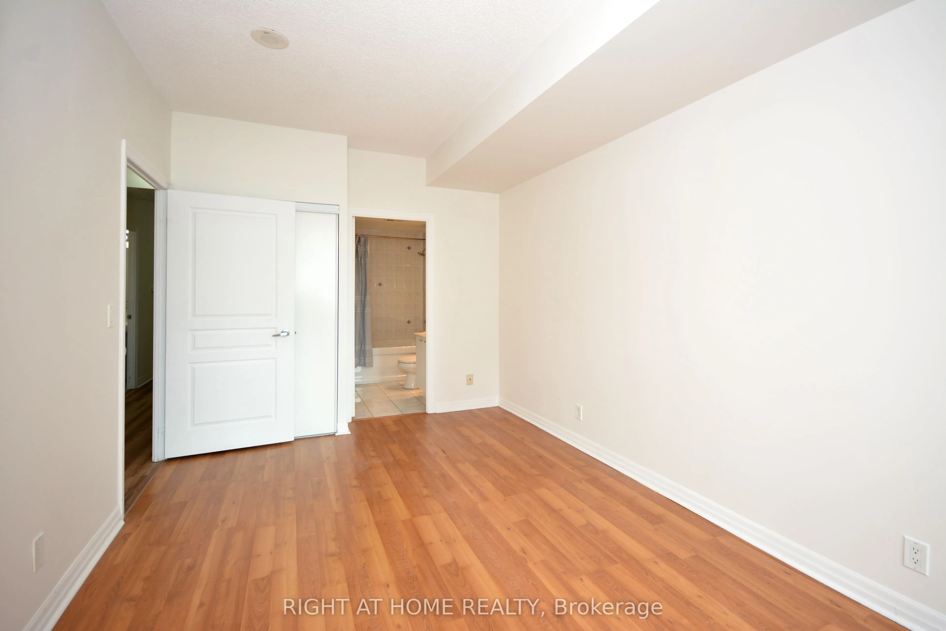 220 Burnhamthorpe Road W, #1805