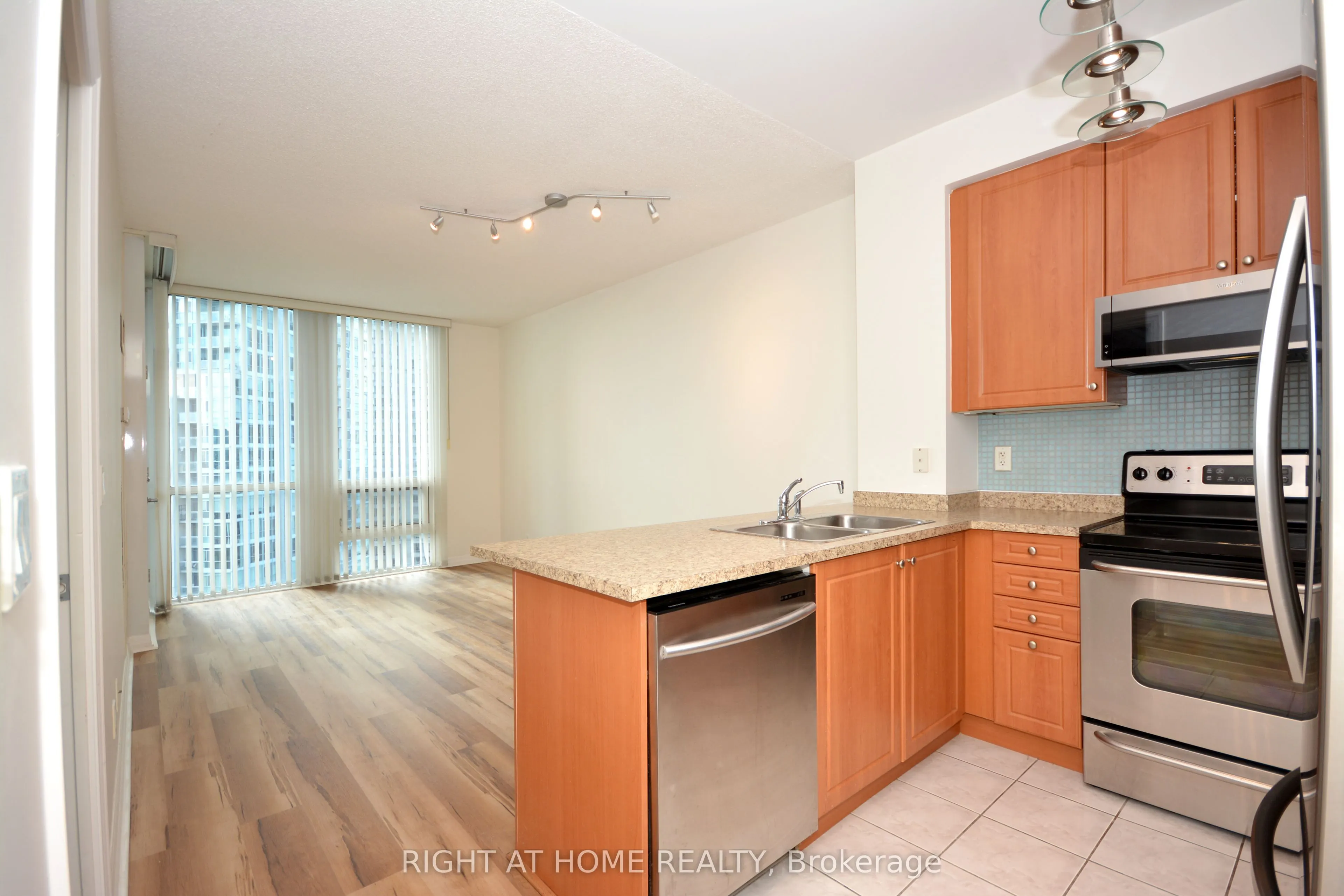 220 Burnhamthorpe Road W, #1805