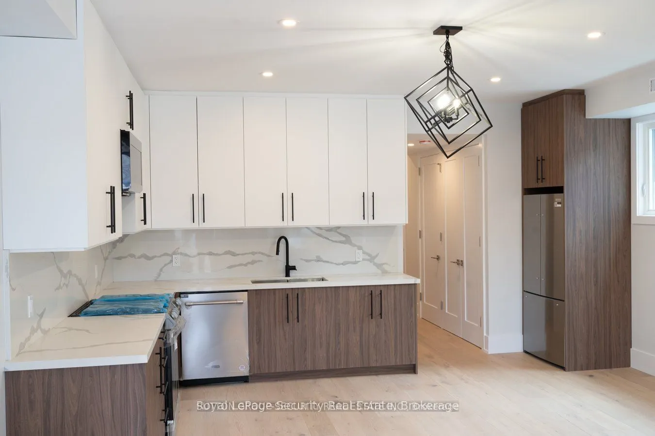 411 Blackthorn Avenue, #Main Floor