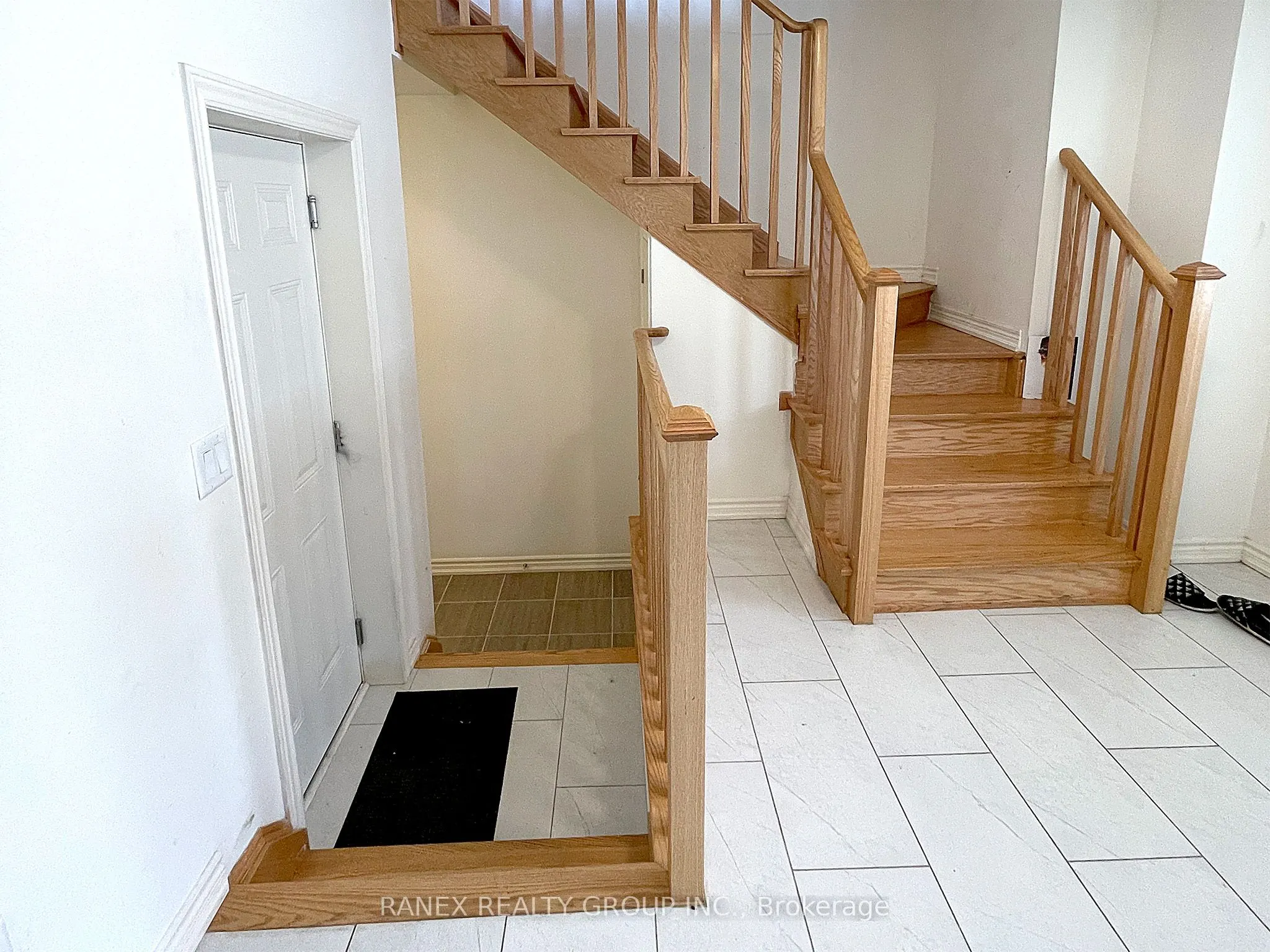 33 Arrowview Drive N, #Upper Level (2nd & 3rd )