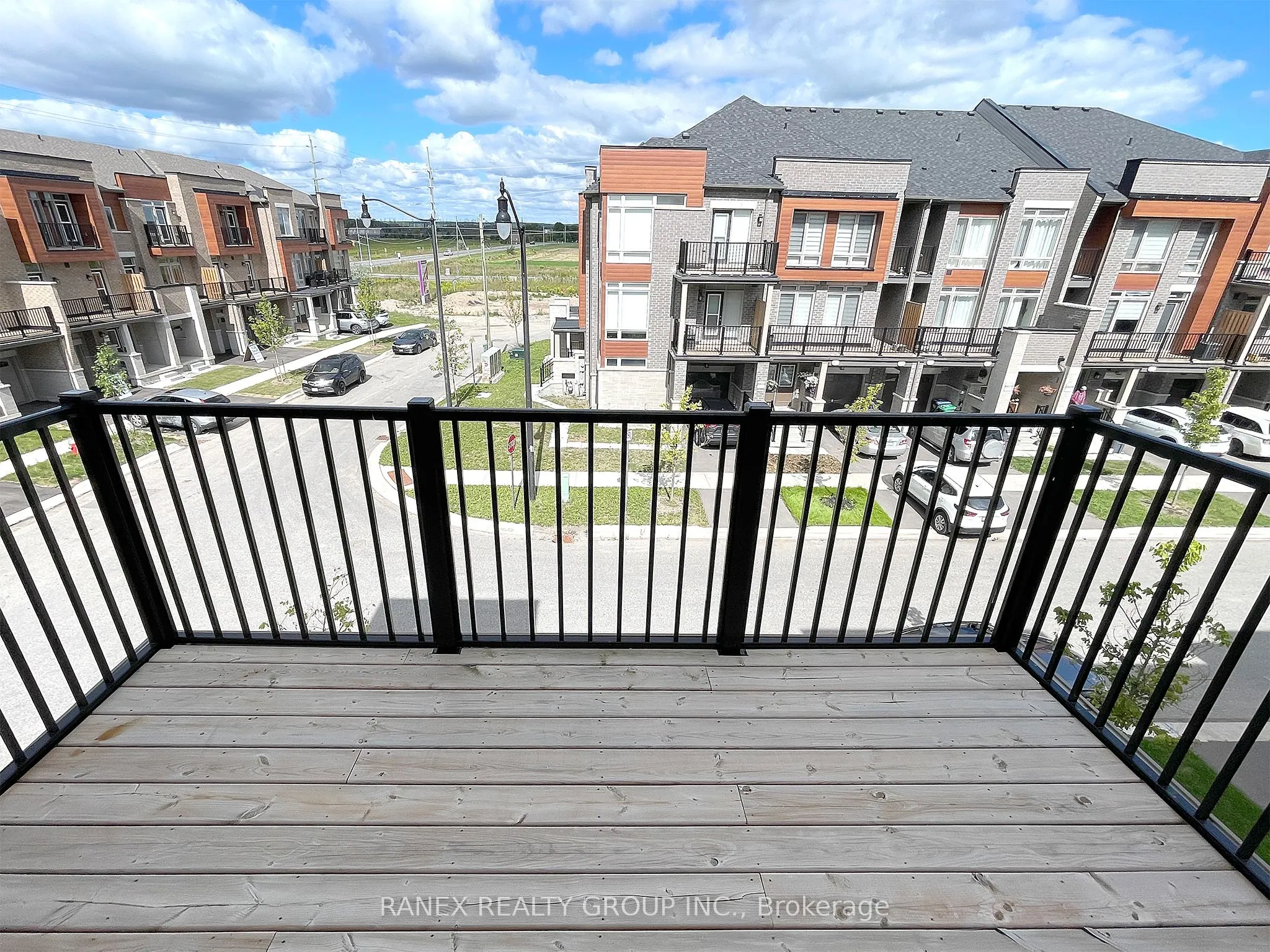 33 Arrowview Drive N, #Upper Level (2nd & 3rd )