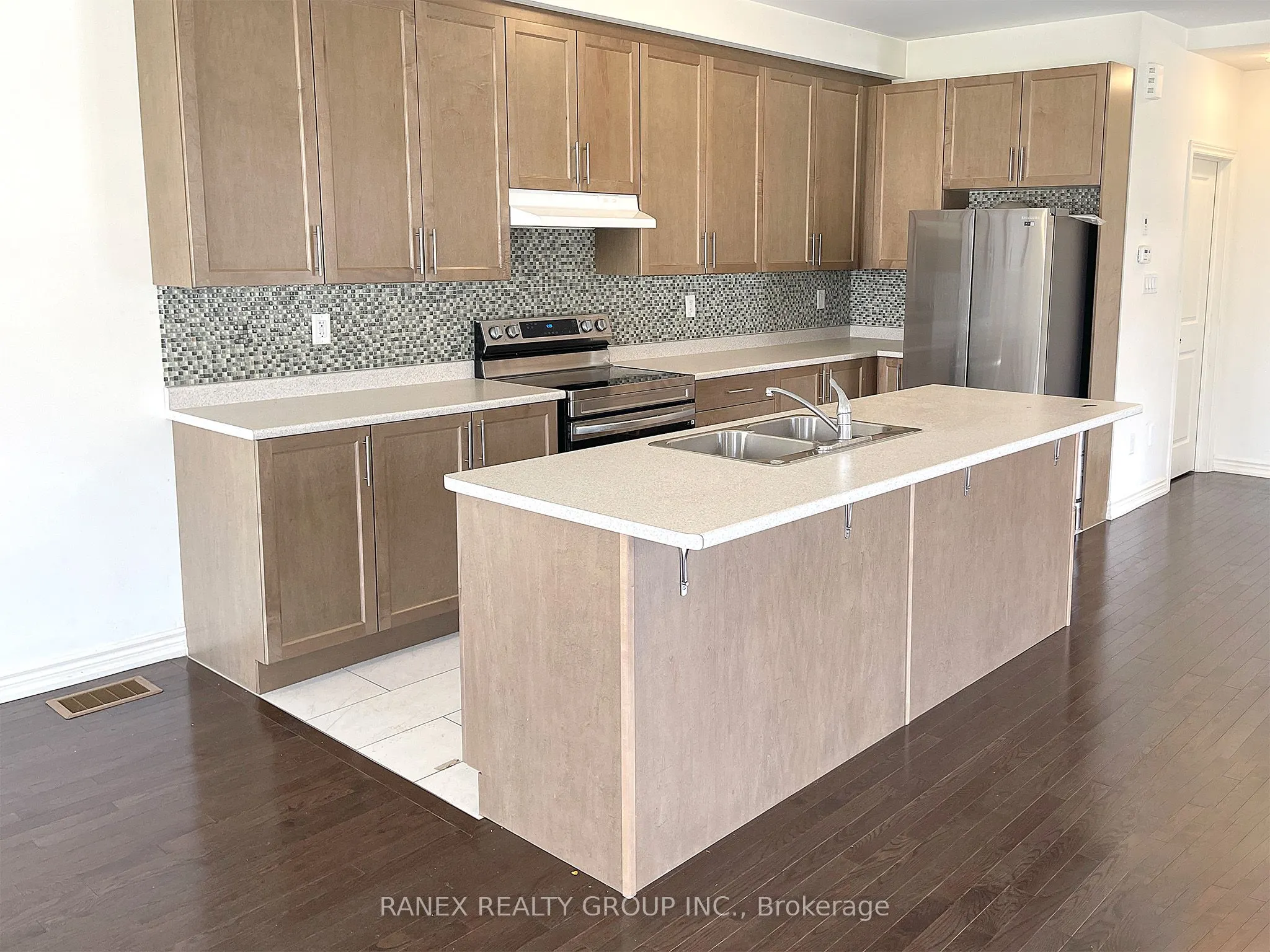 33 Arrowview Drive N, #Upper Level (2nd & 3rd )