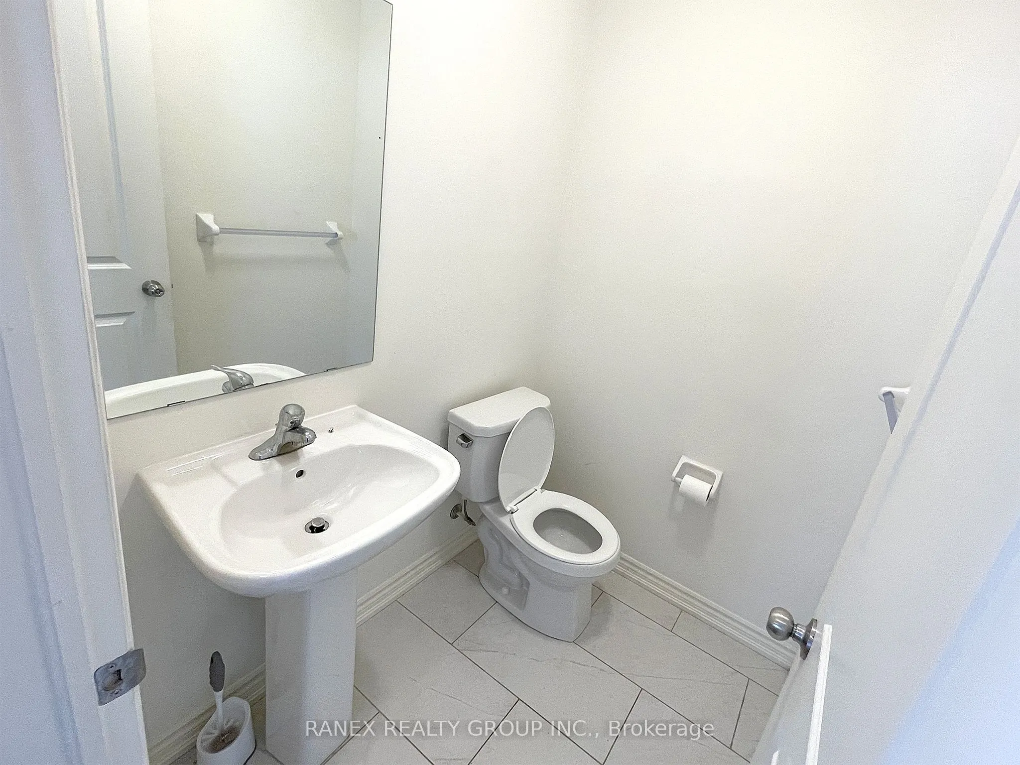 33 Arrowview Drive N, #Upper Level (2nd & 3rd )