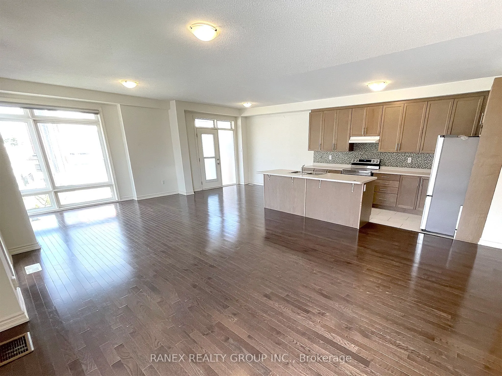 33 Arrowview Drive N, #Upper Level (2nd & 3rd )