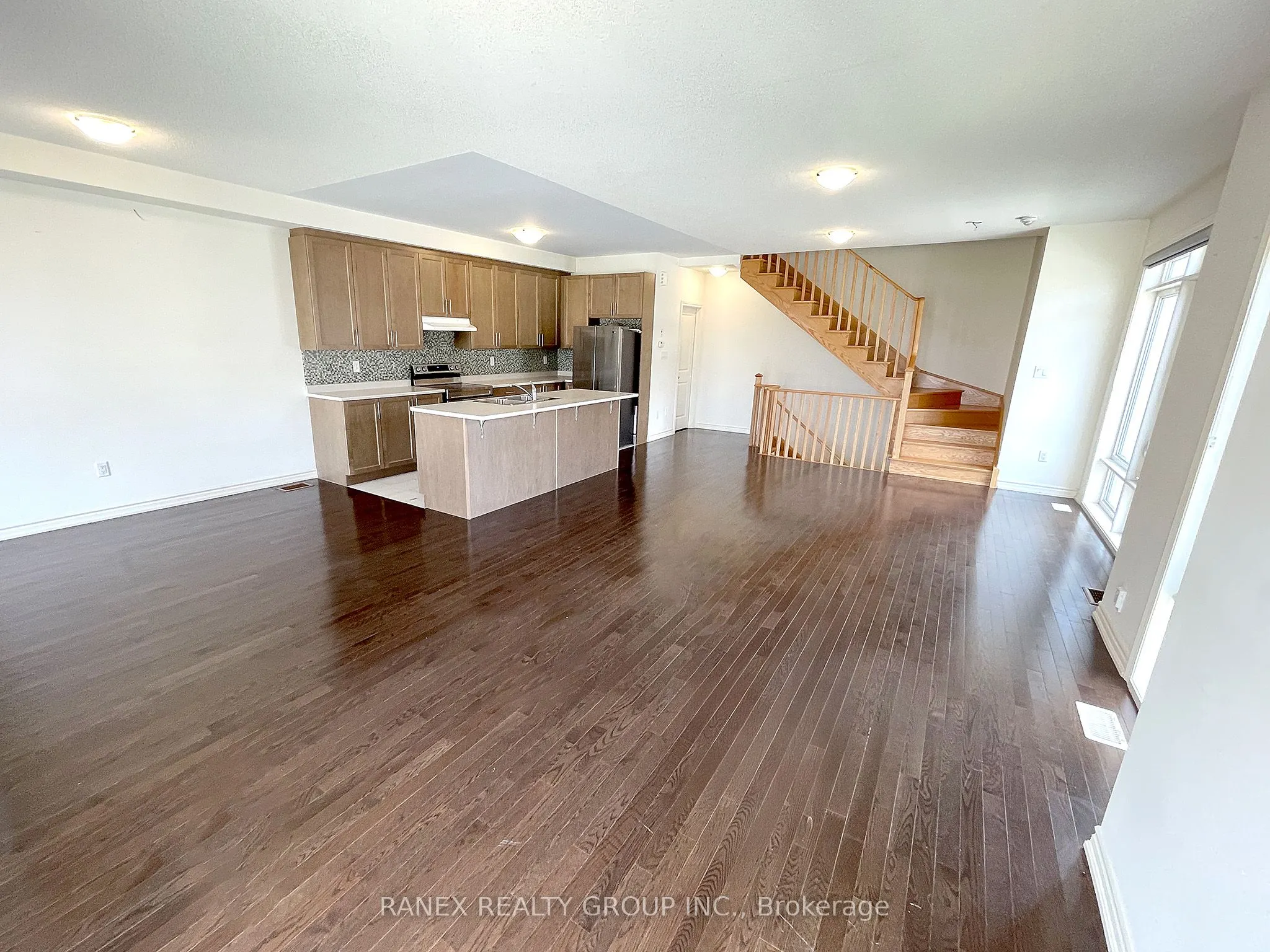 33 Arrowview Drive N, #Upper Level (2nd & 3rd )