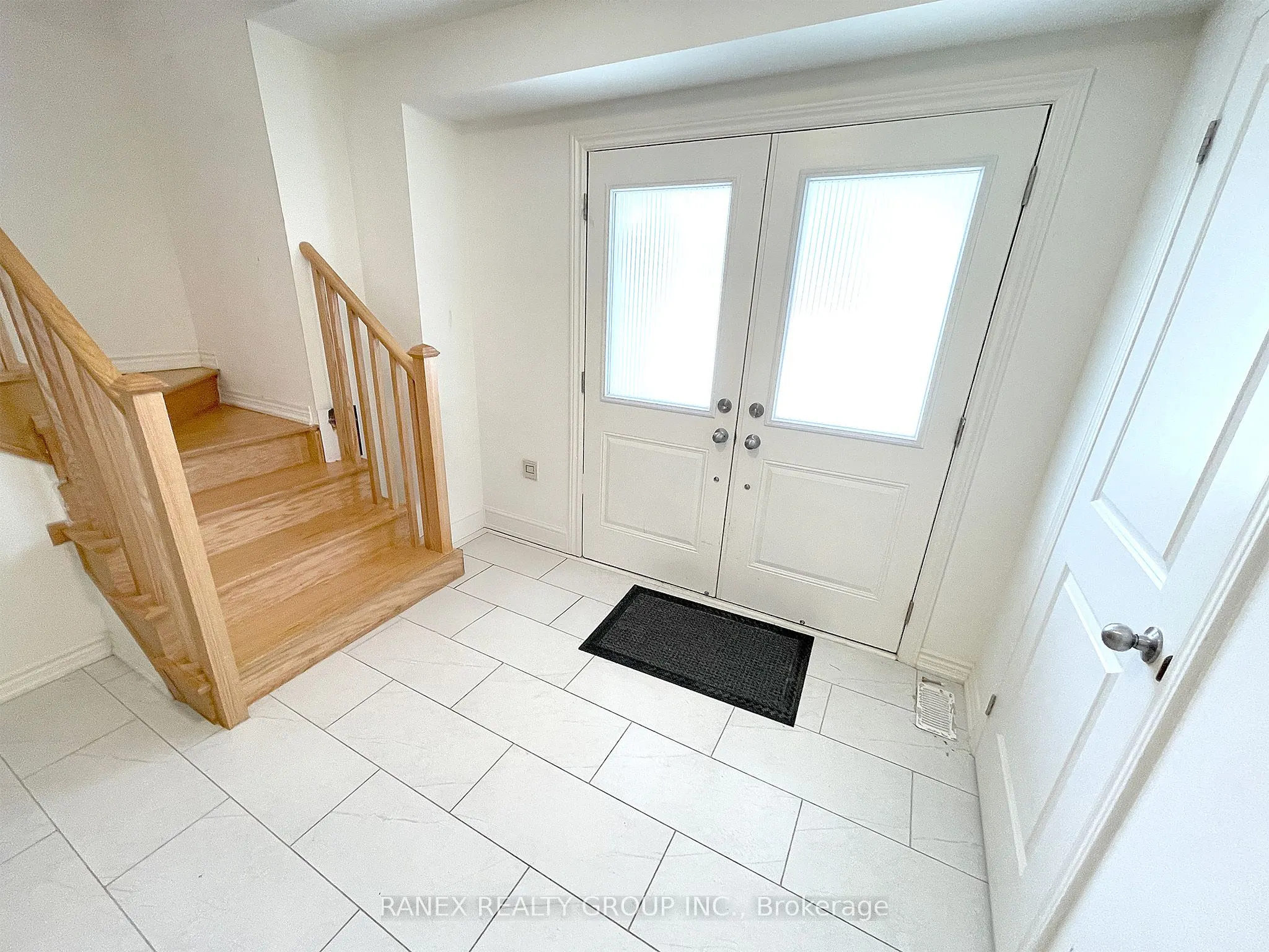 33 Arrowview Drive N, #Upper Level (2nd & 3rd )