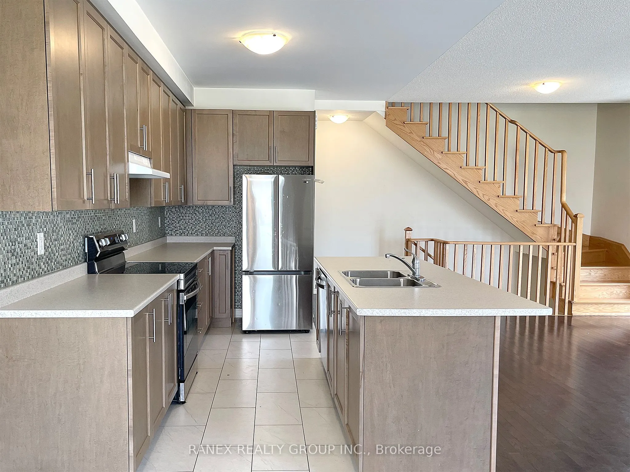 33 Arrowview Drive N, #Upper Level (2nd & 3rd )
