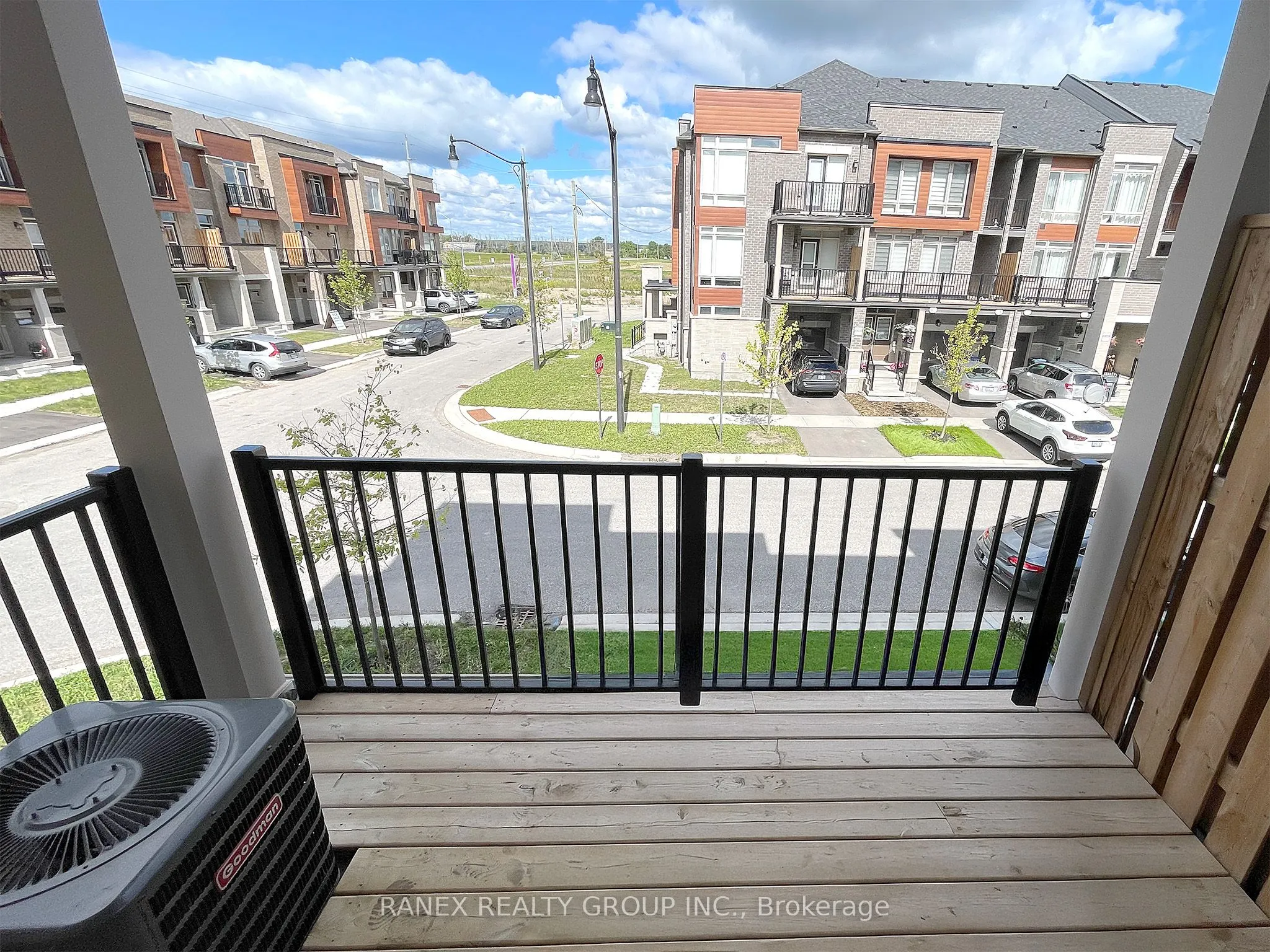 33 Arrowview Drive N, #Upper Level (2nd & 3rd )