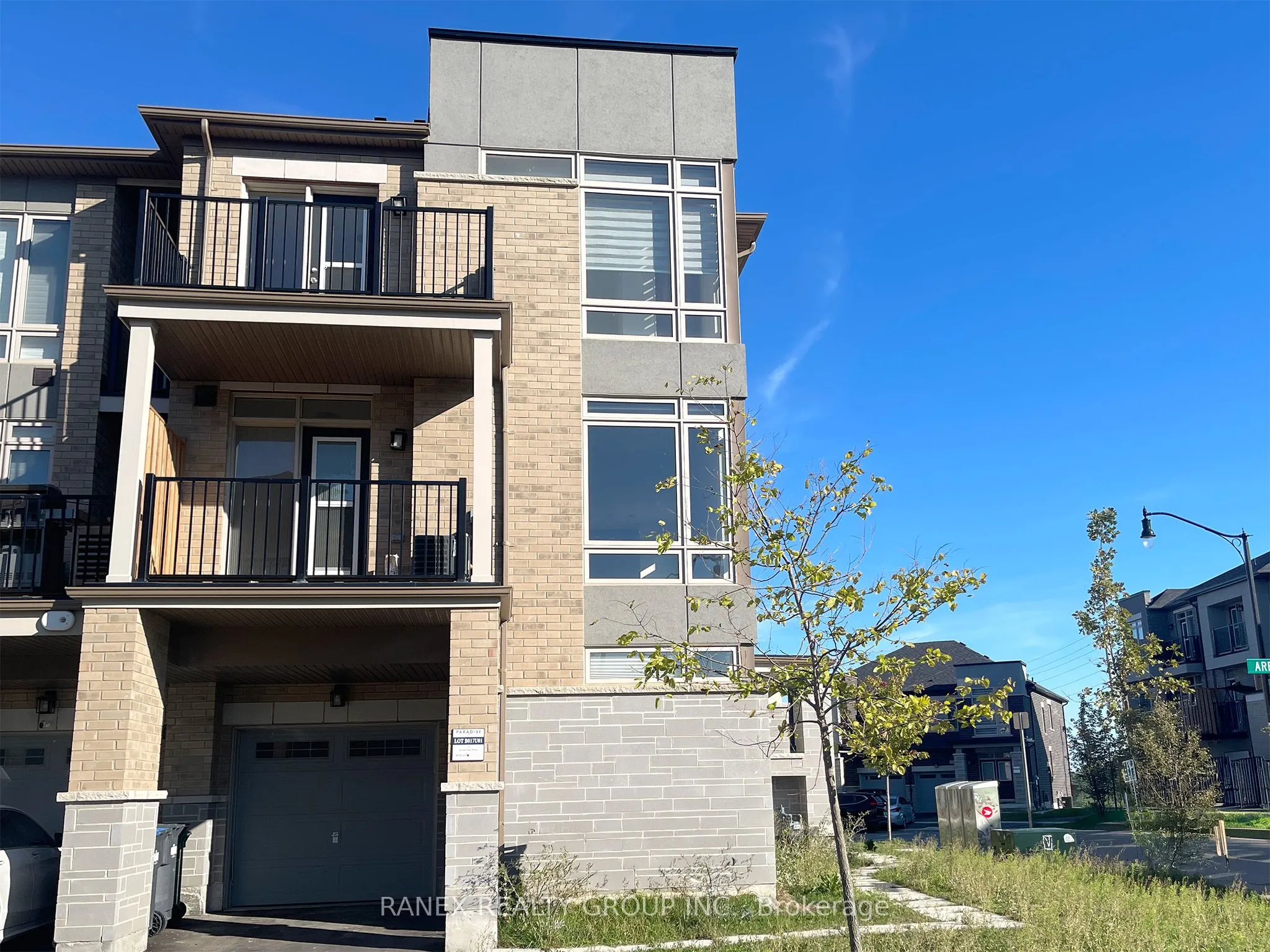 33 Arrowview Drive N, #Upper Level (2nd & 3rd )