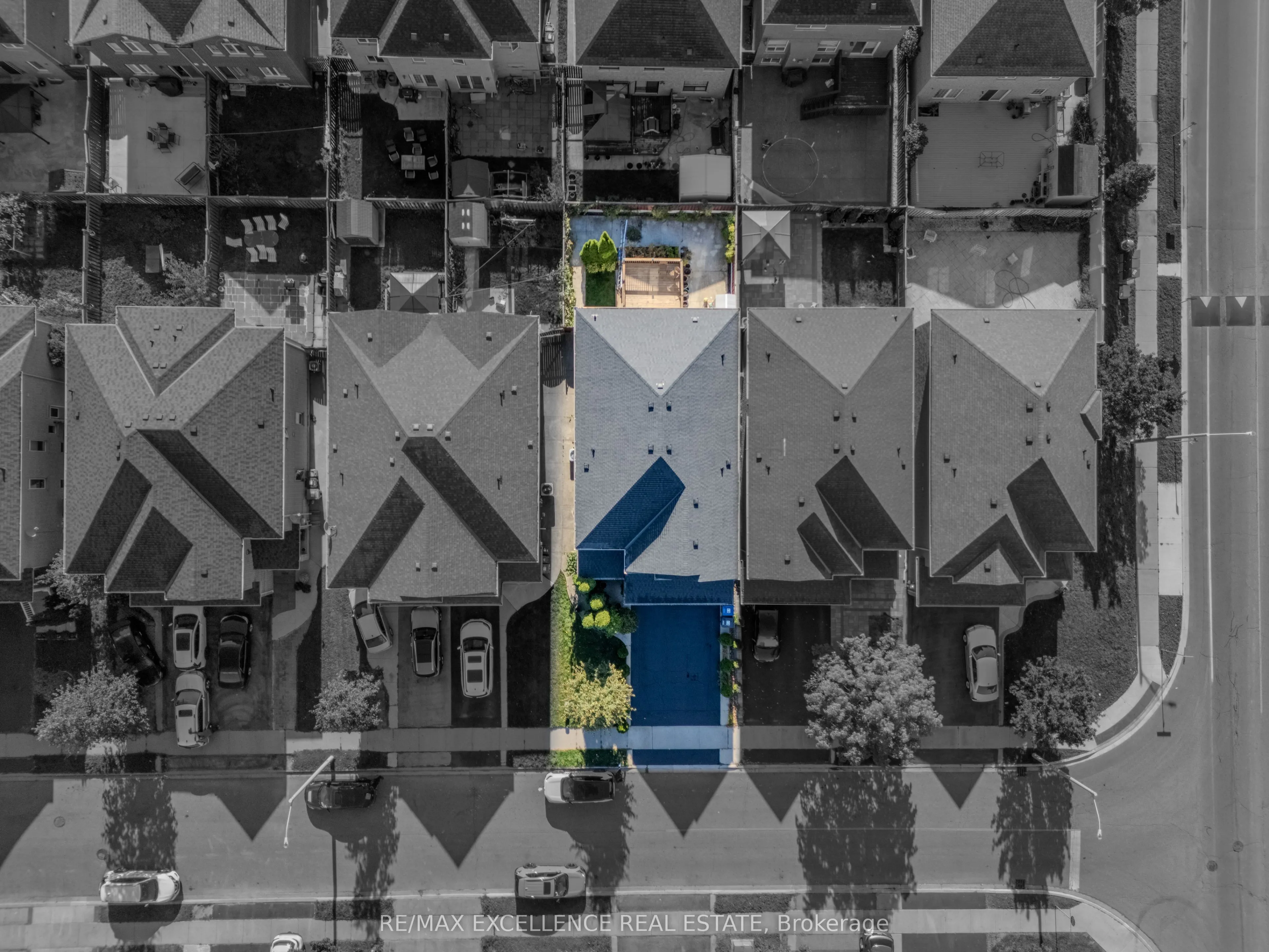 111 River Rock Crescent