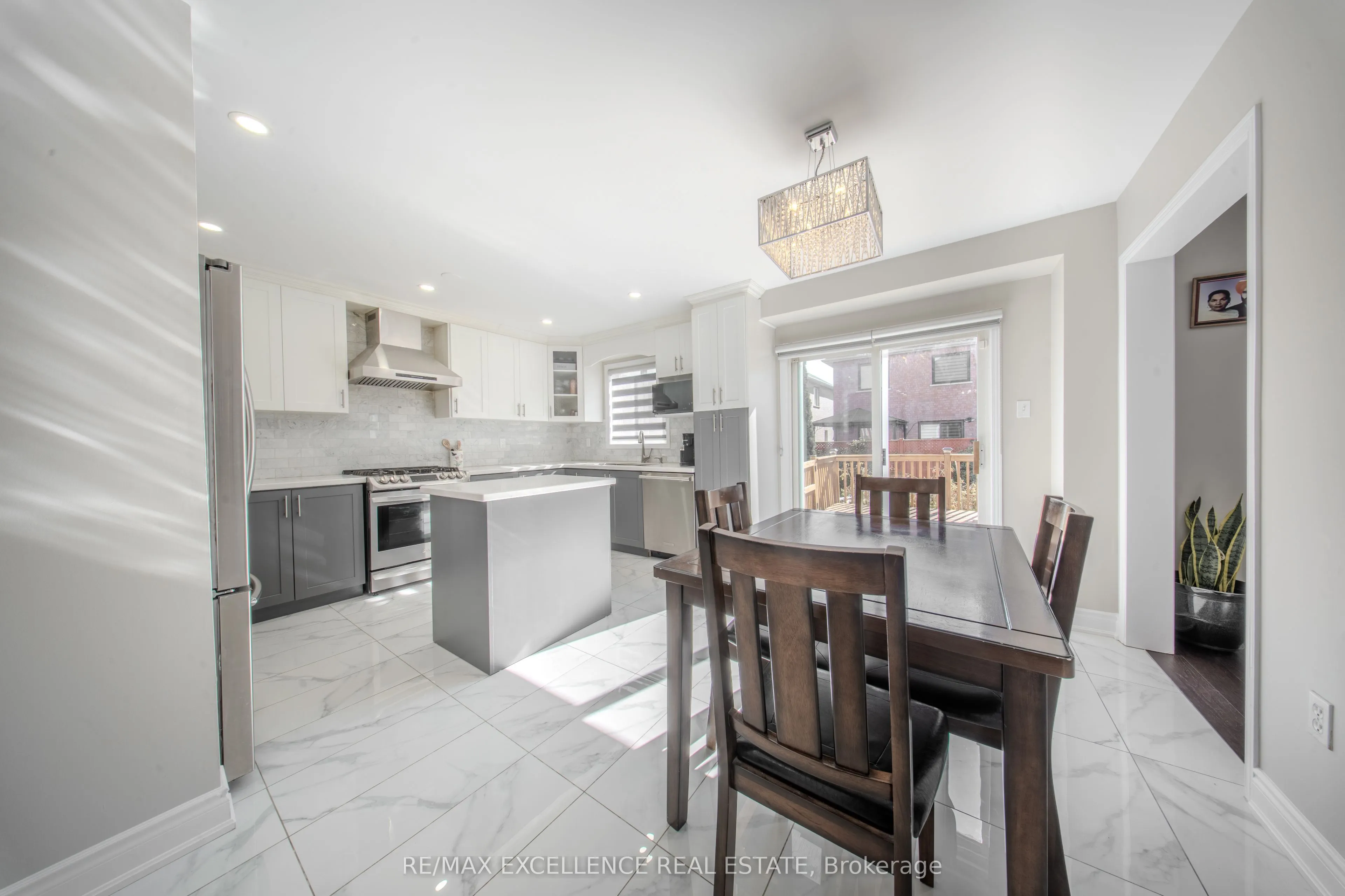 111 River Rock Crescent