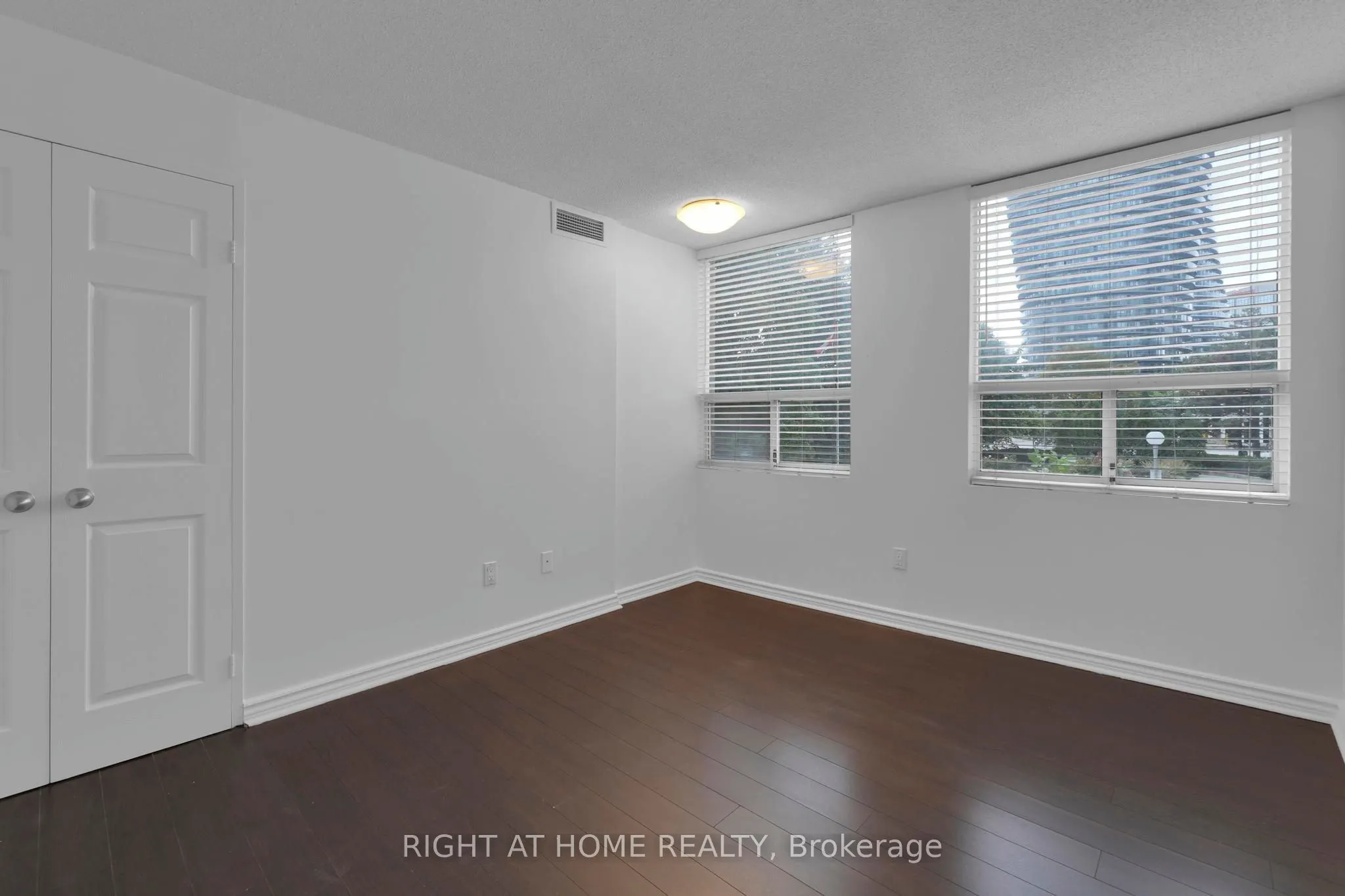 3650 Kaneff Crescent, #205