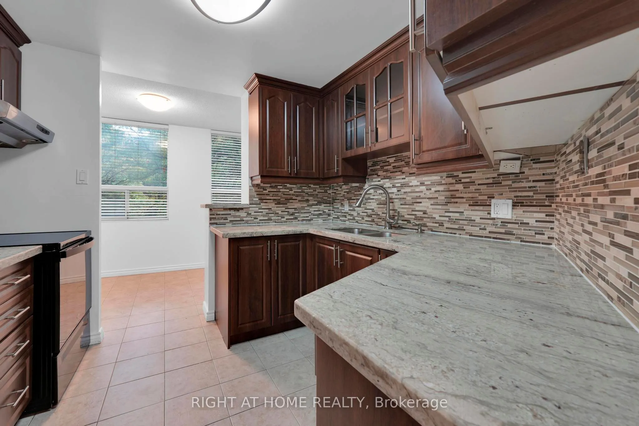 3650 Kaneff Crescent, #205
