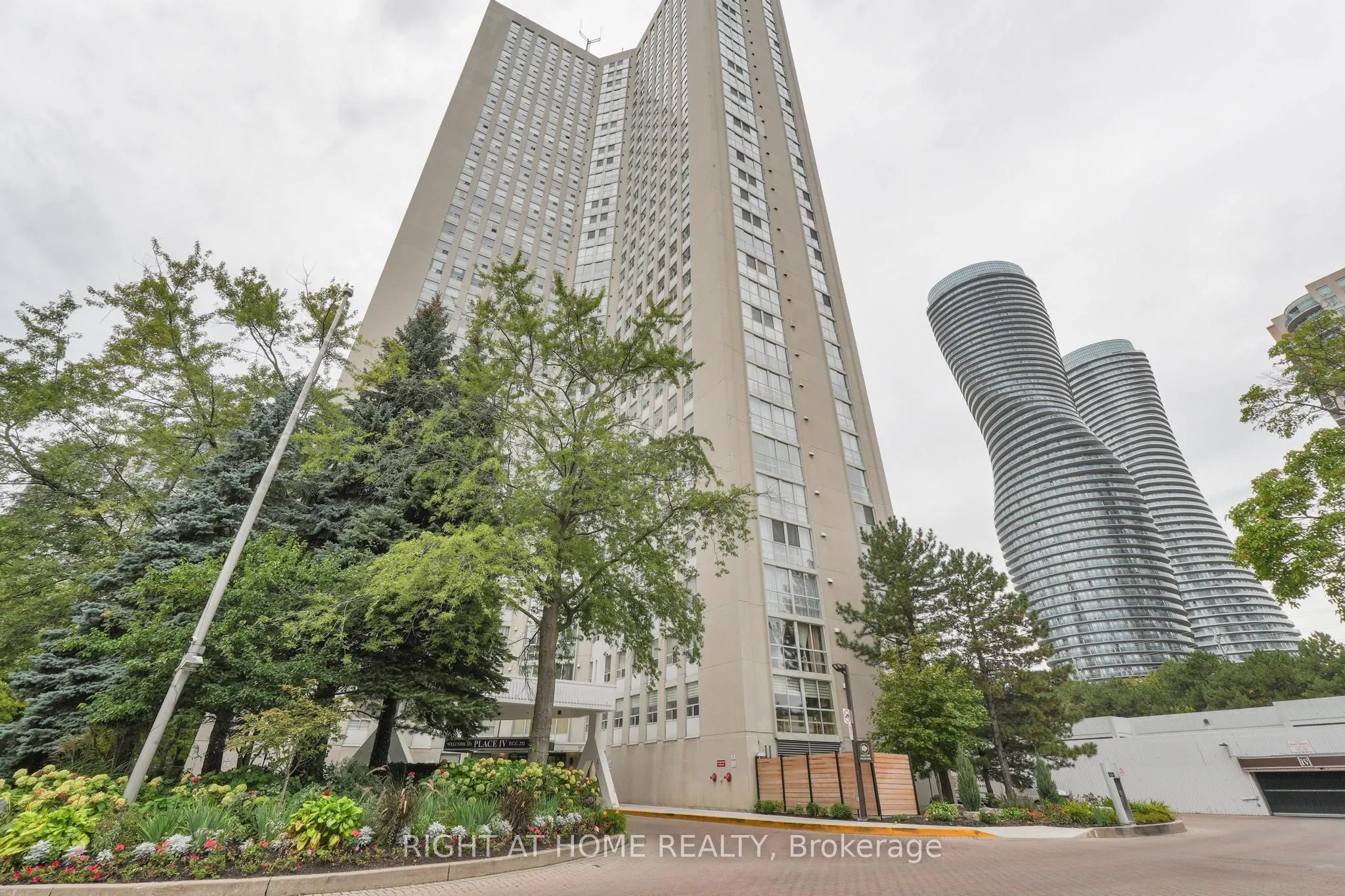 3650 Kaneff Crescent, #205
