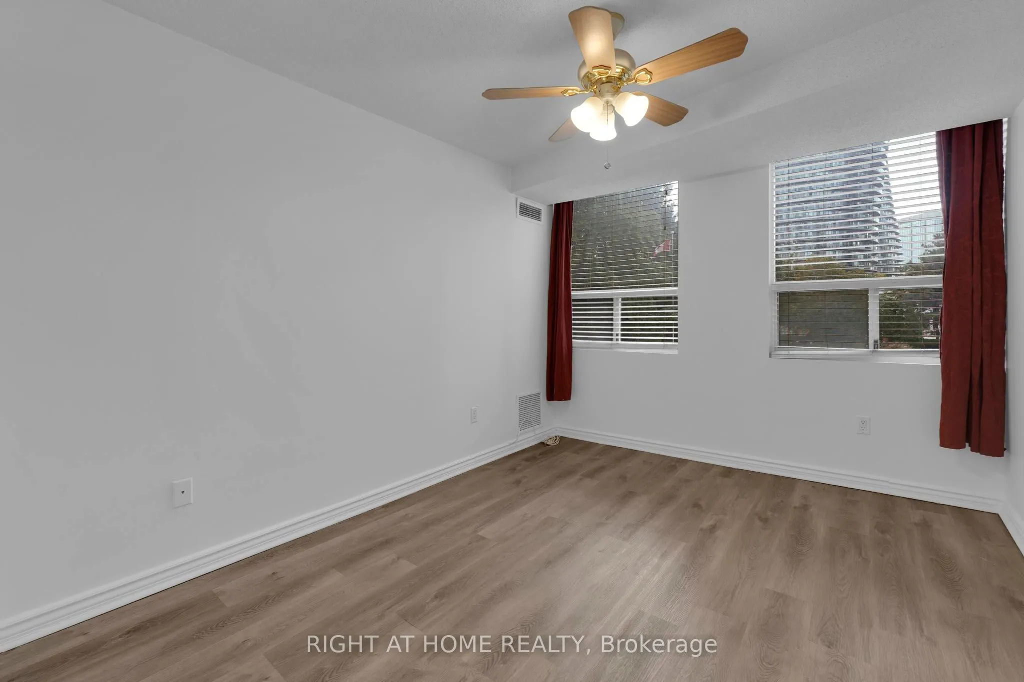 3650 Kaneff Crescent, #205