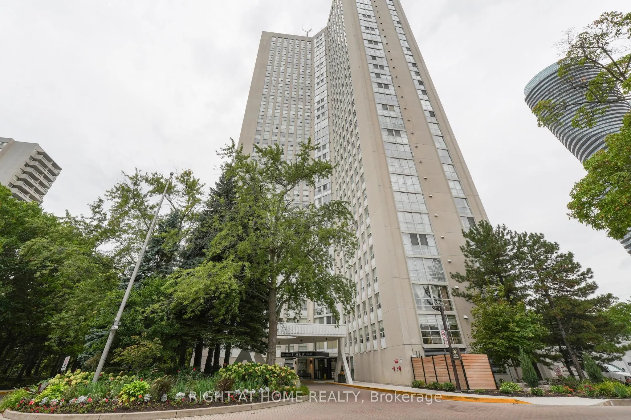 3650 Kaneff Crescent, #205