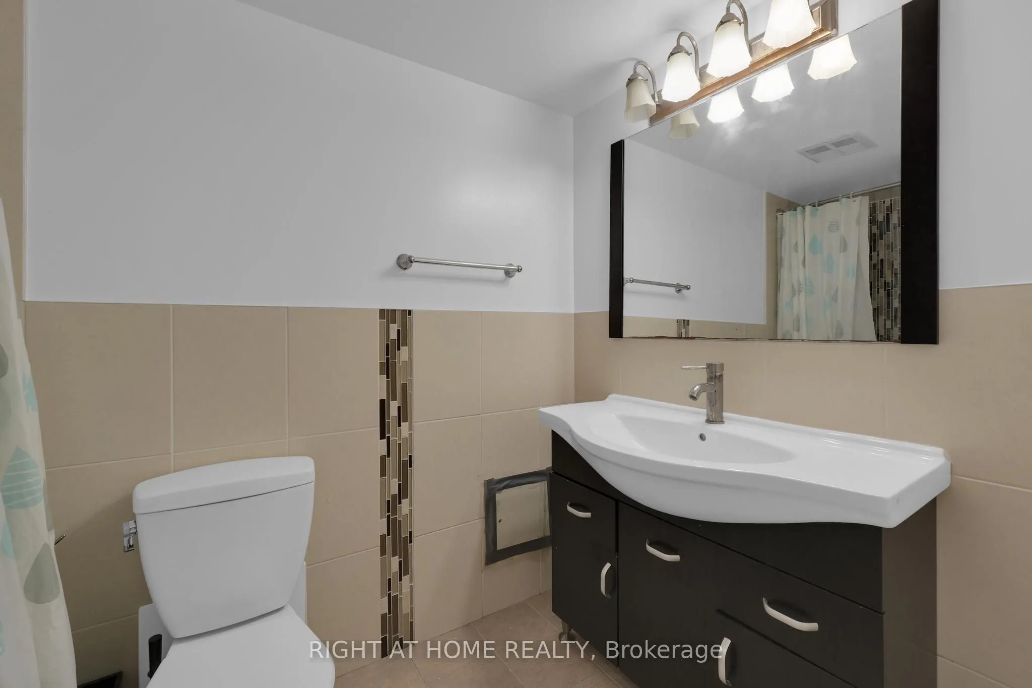 3650 Kaneff Crescent, #205
