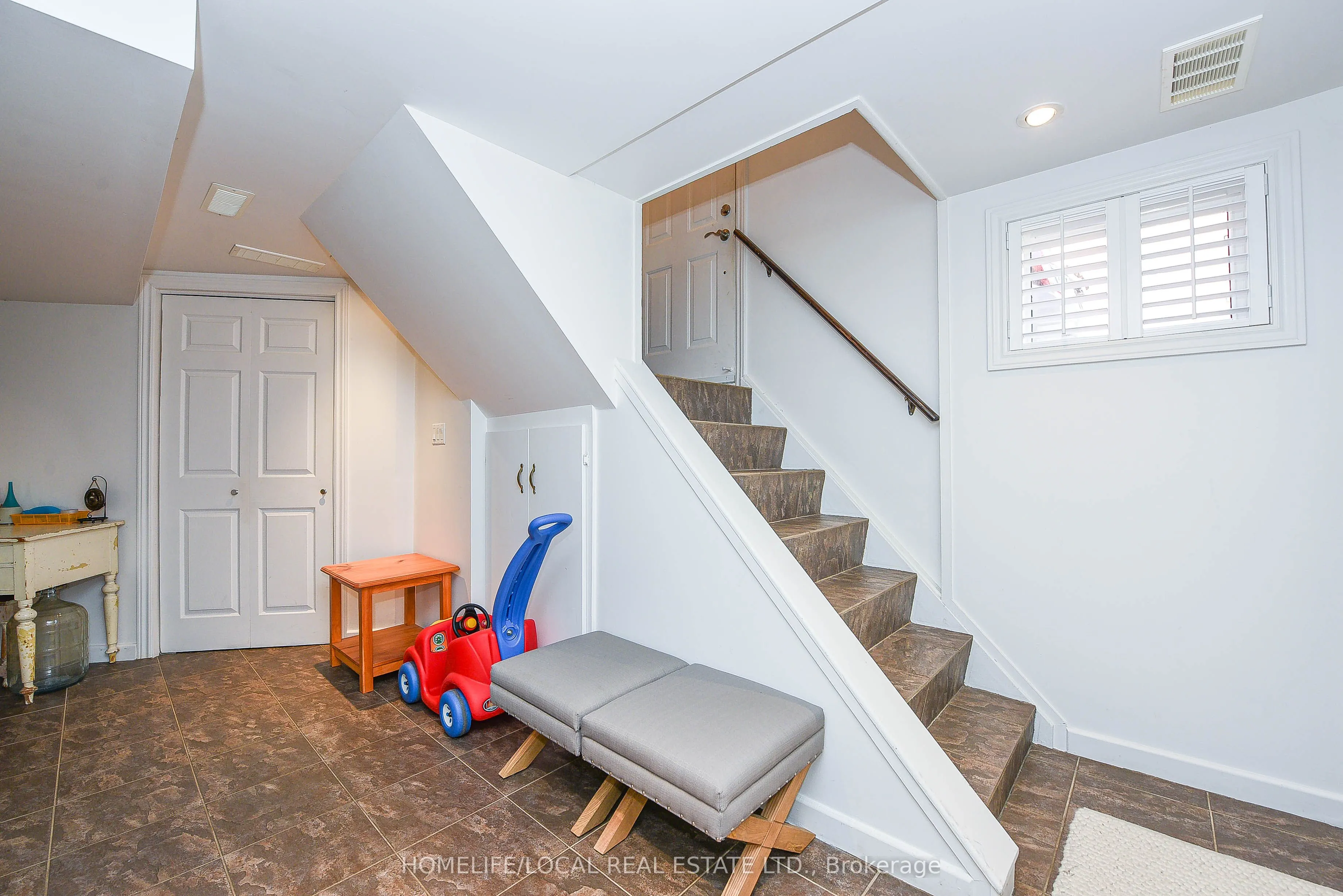 570 Exbury Crescent