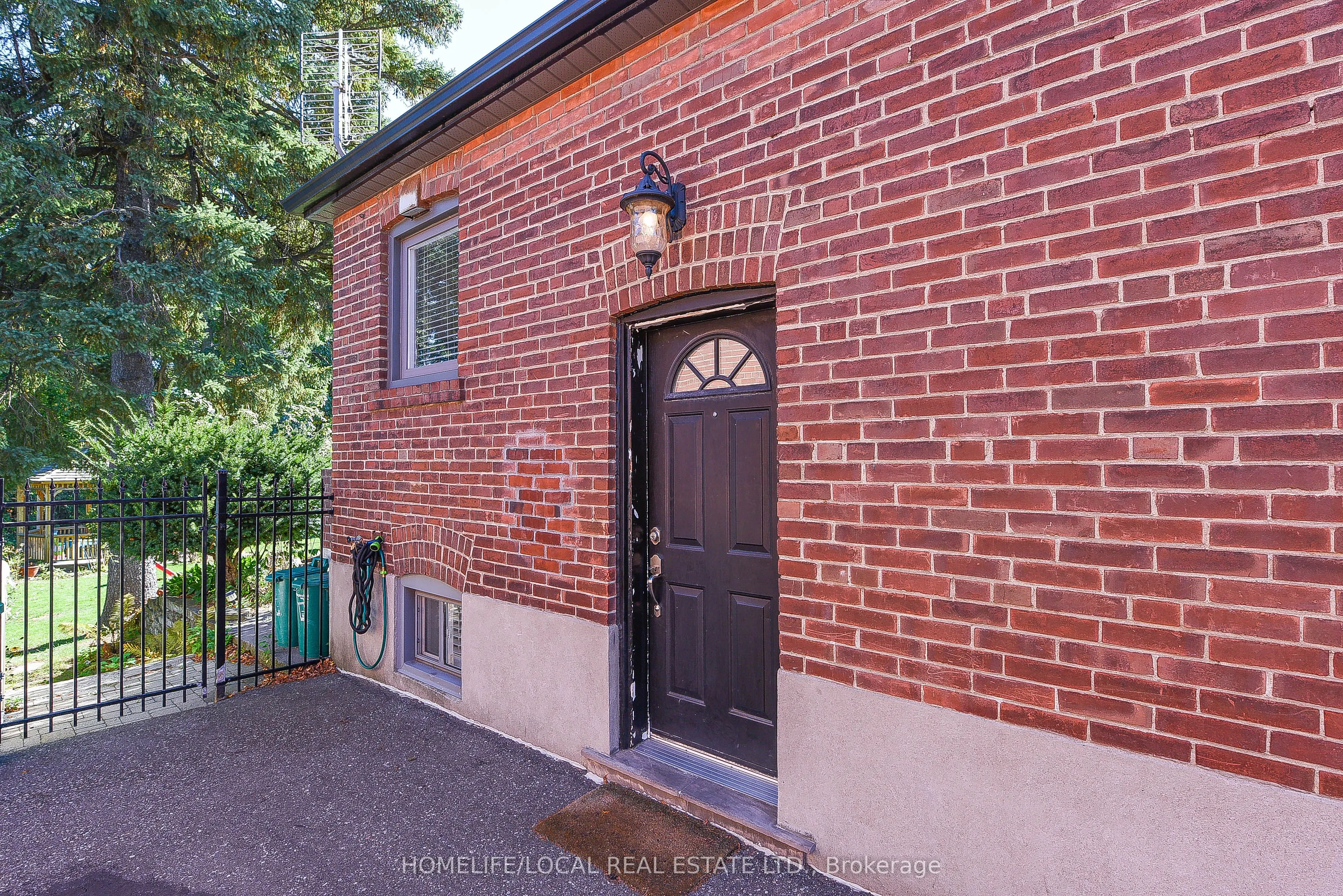 570 Exbury Crescent