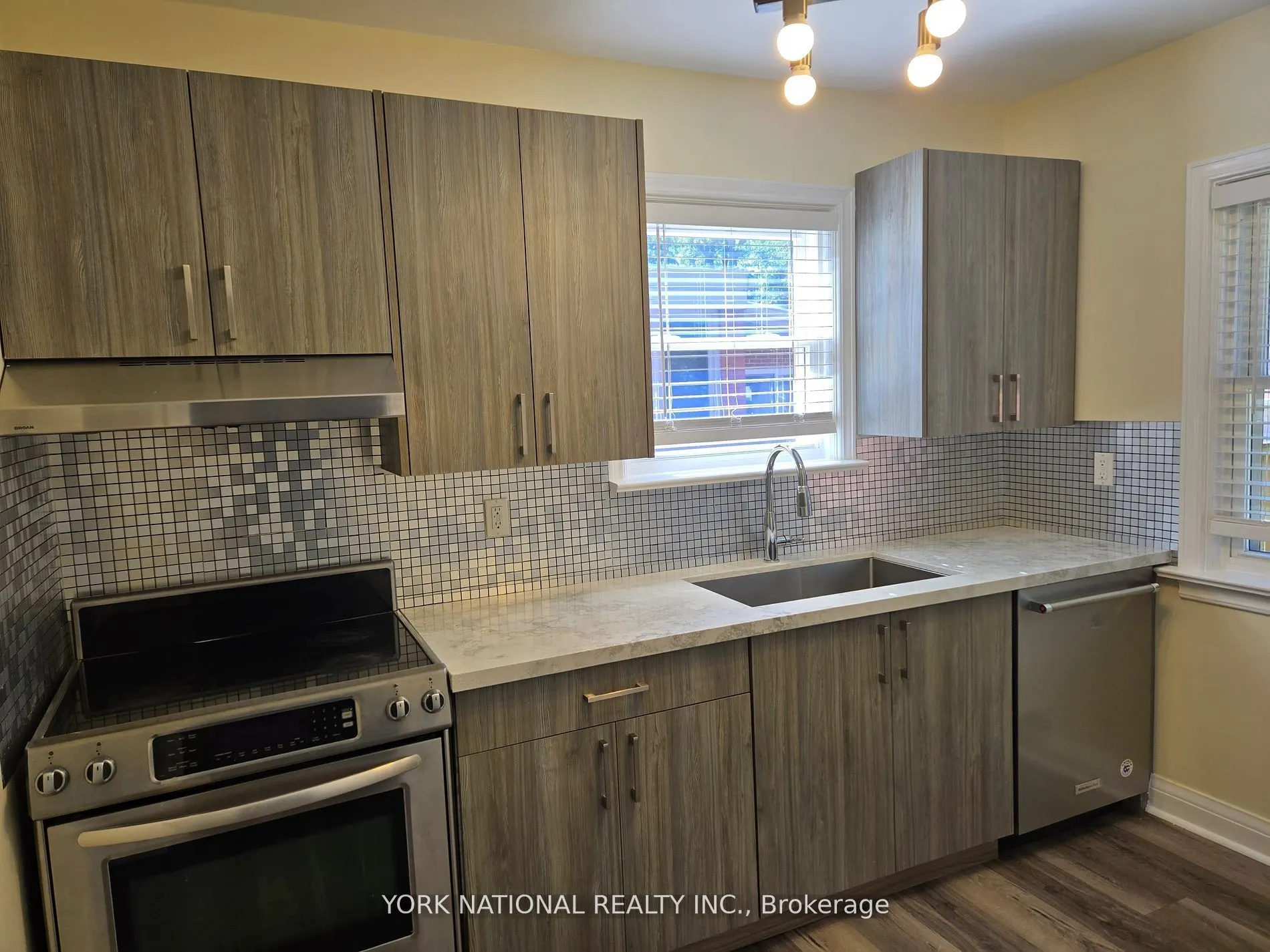 2674 Lake Shore Boulevard W