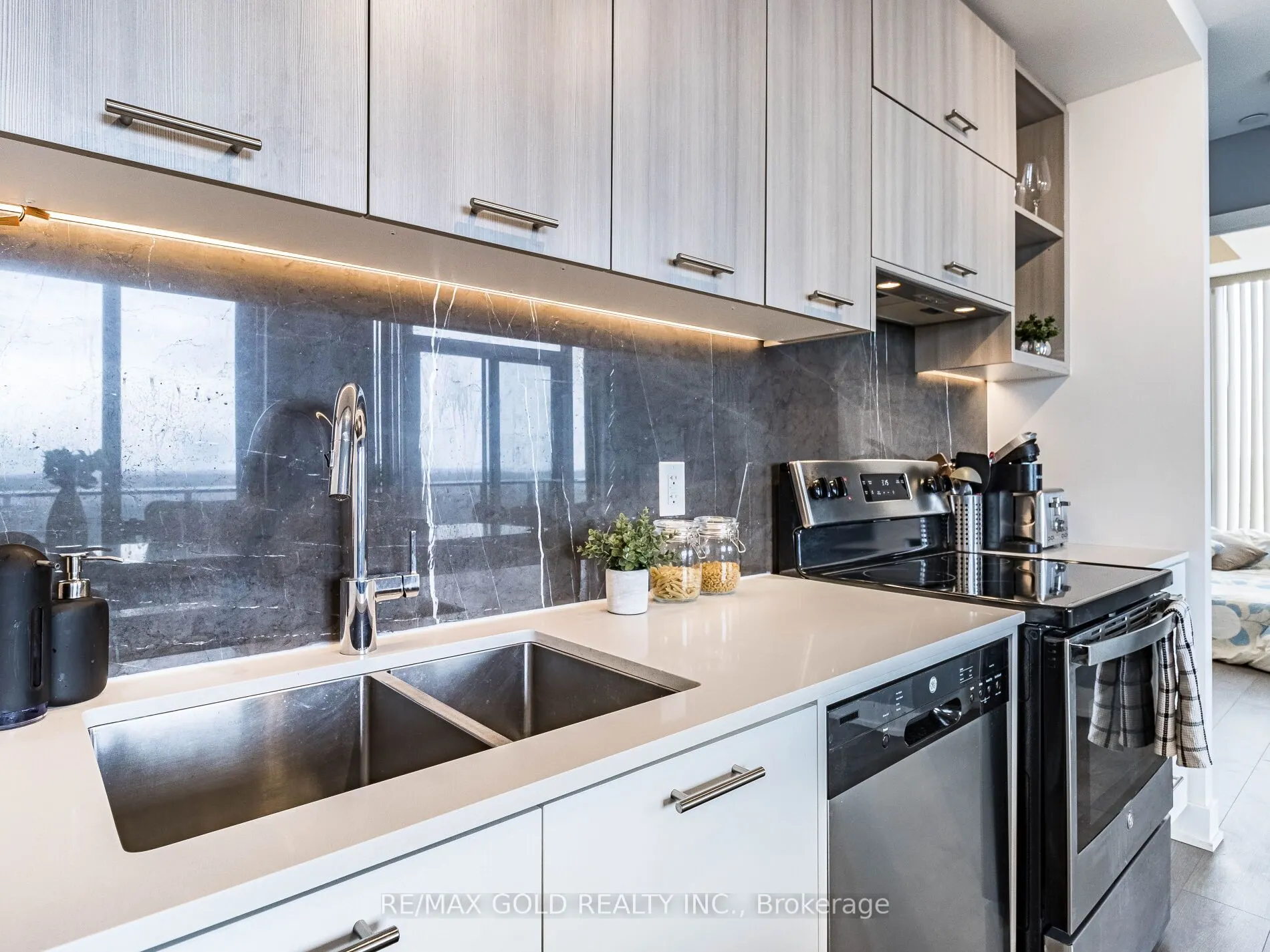 180 Veterans Drive, #609