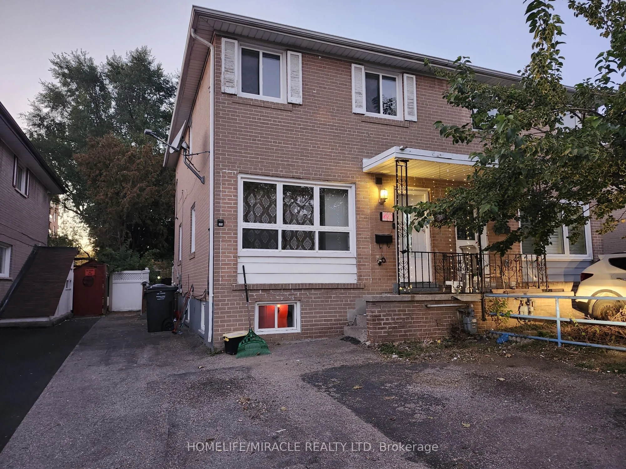 40 Corby Crescent