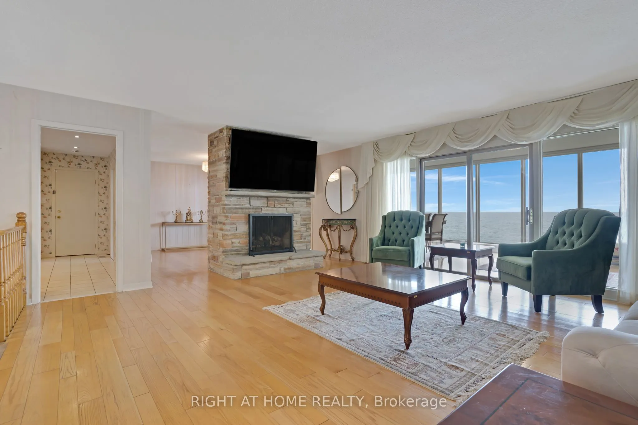 1360 LAKESHORE Road W