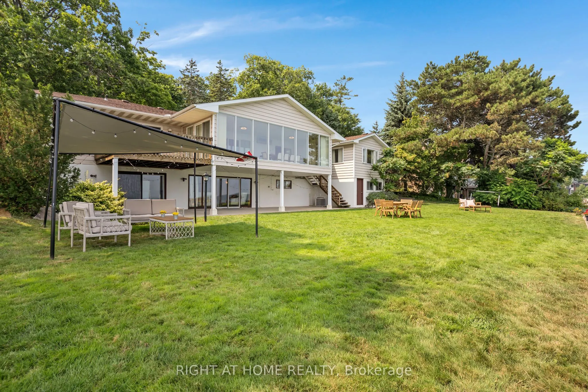 1360 LAKESHORE Road W