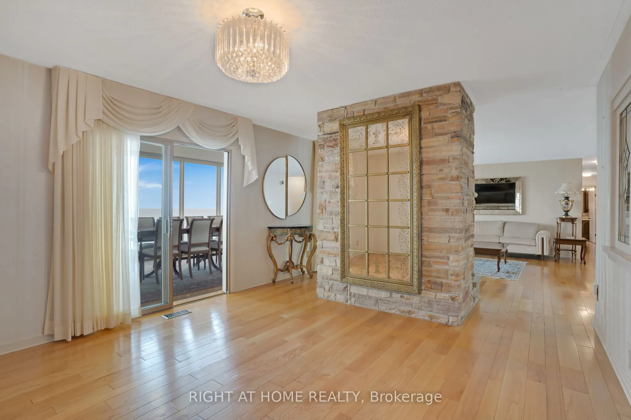 1360 LAKESHORE Road W