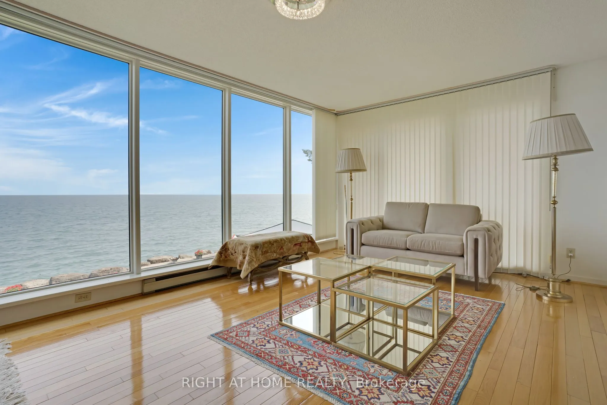 1360 LAKESHORE Road W