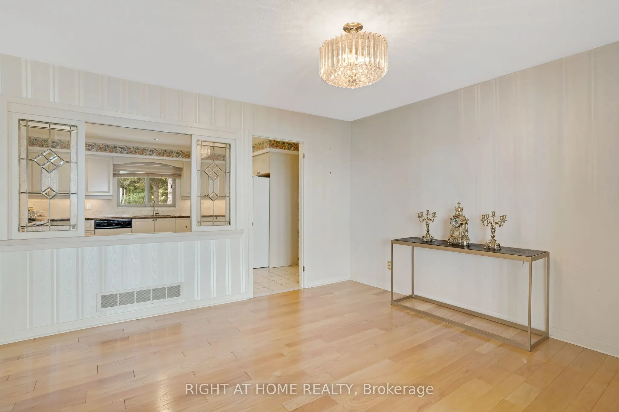 1360 LAKESHORE Road W