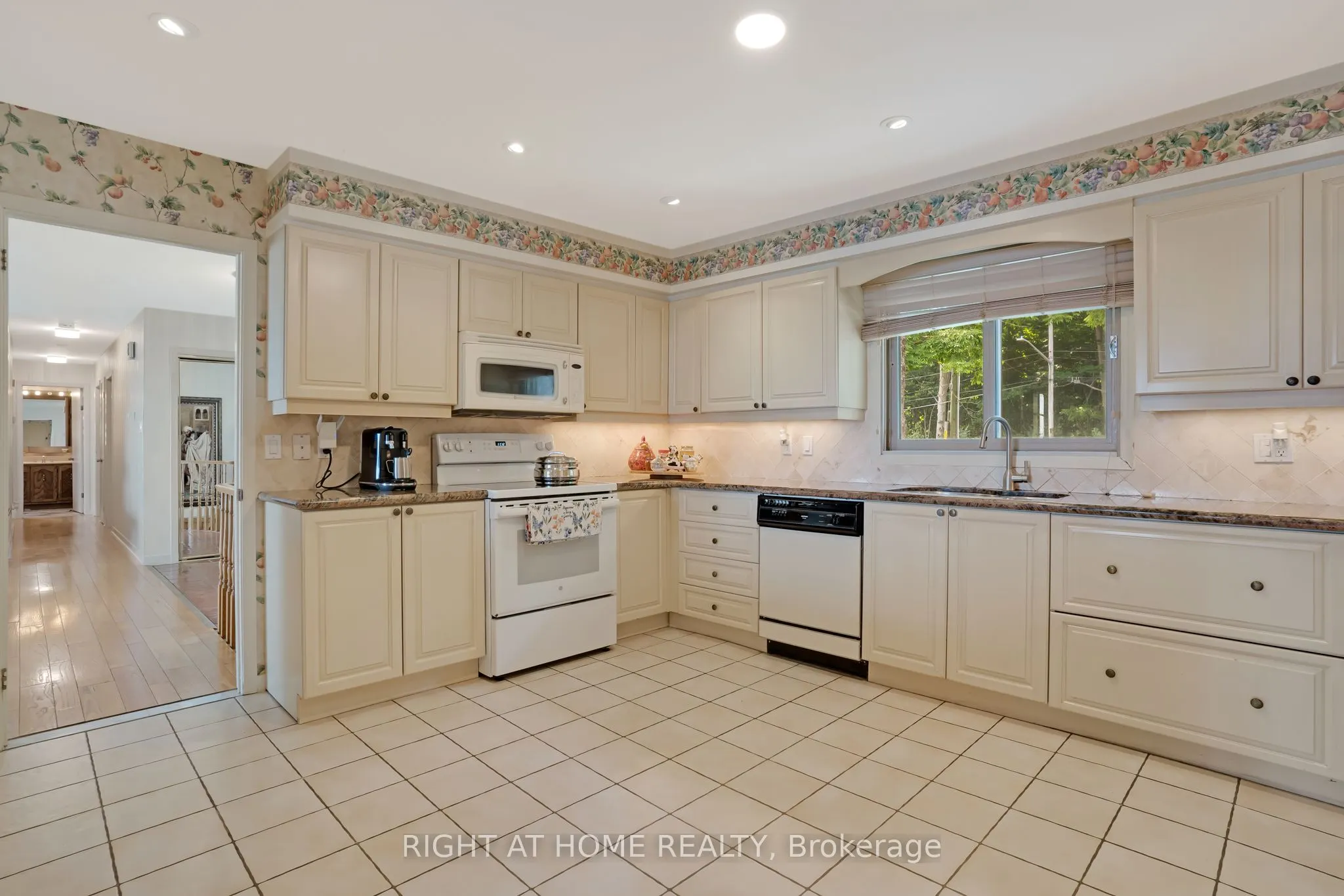 1360 LAKESHORE Road W