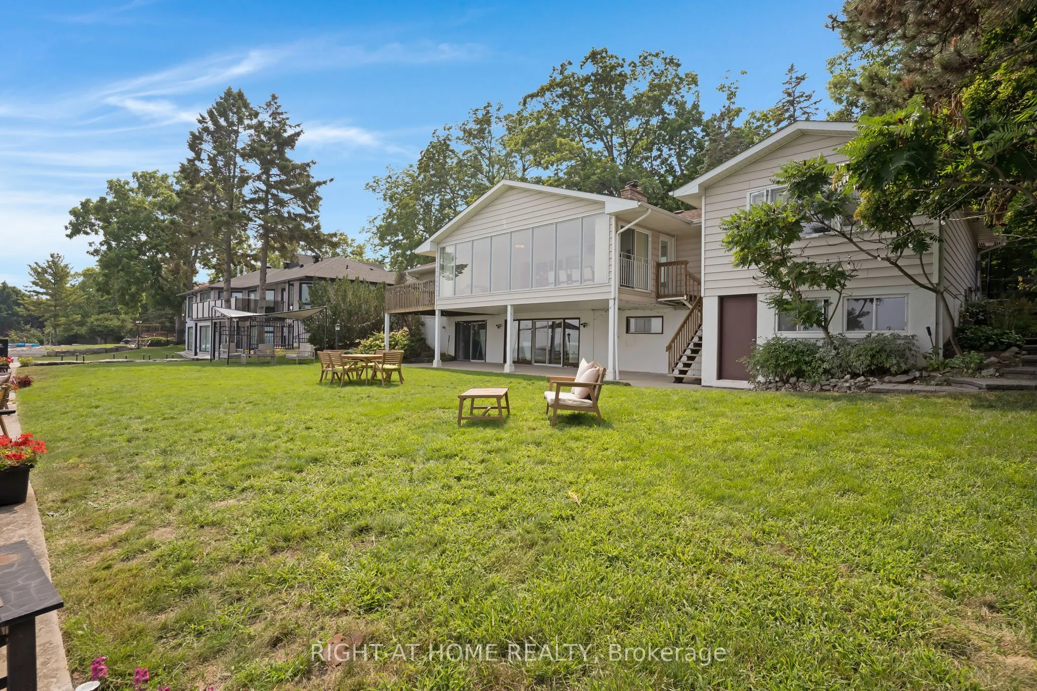 1360 LAKESHORE Road W