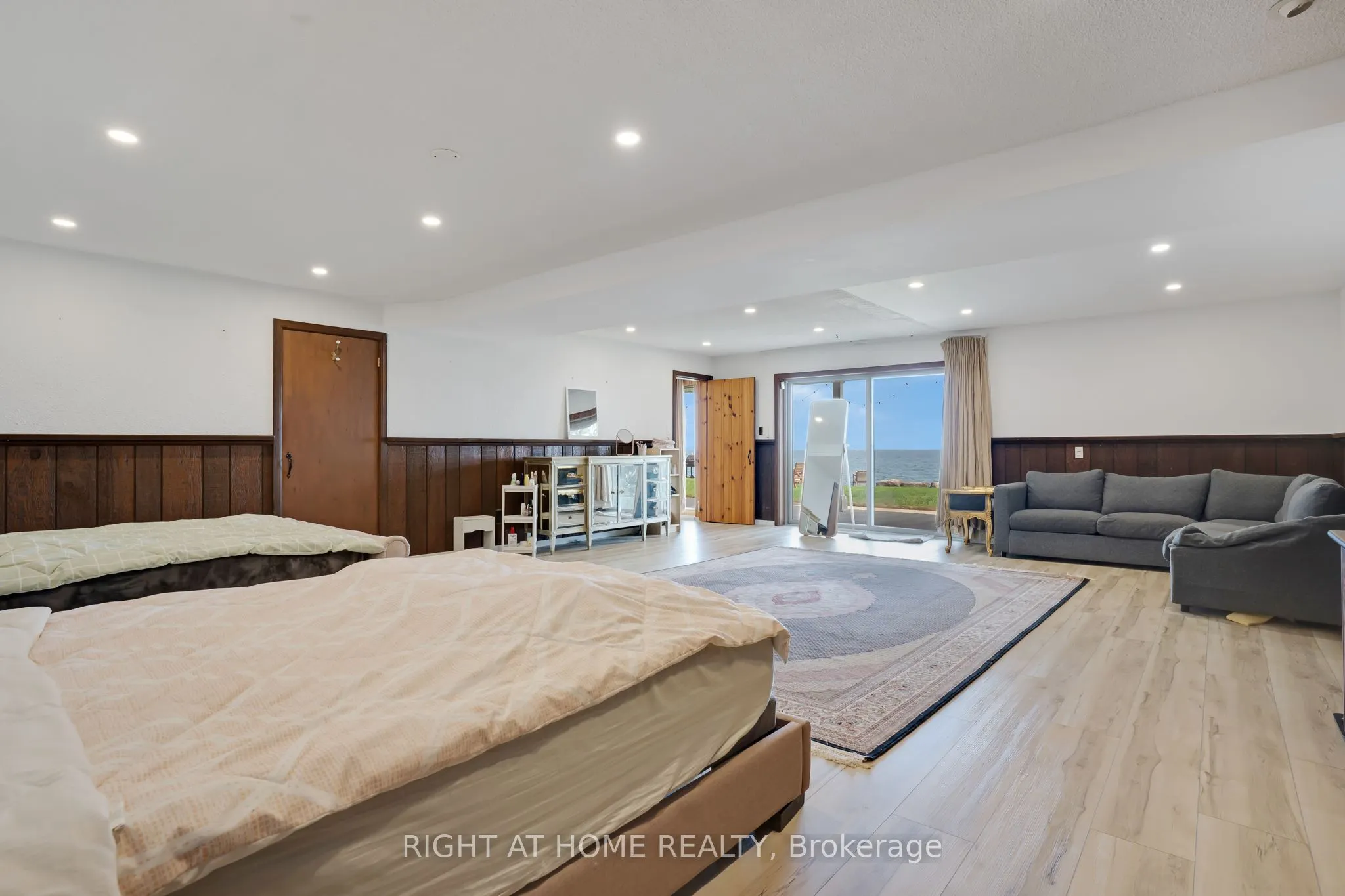 1360 LAKESHORE Road W