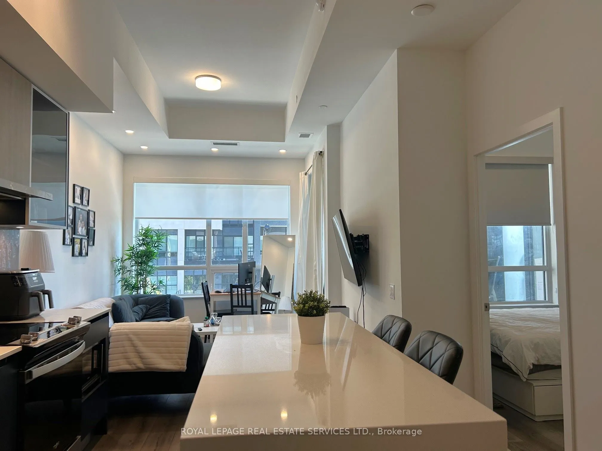 405 Dundas Street W, #223