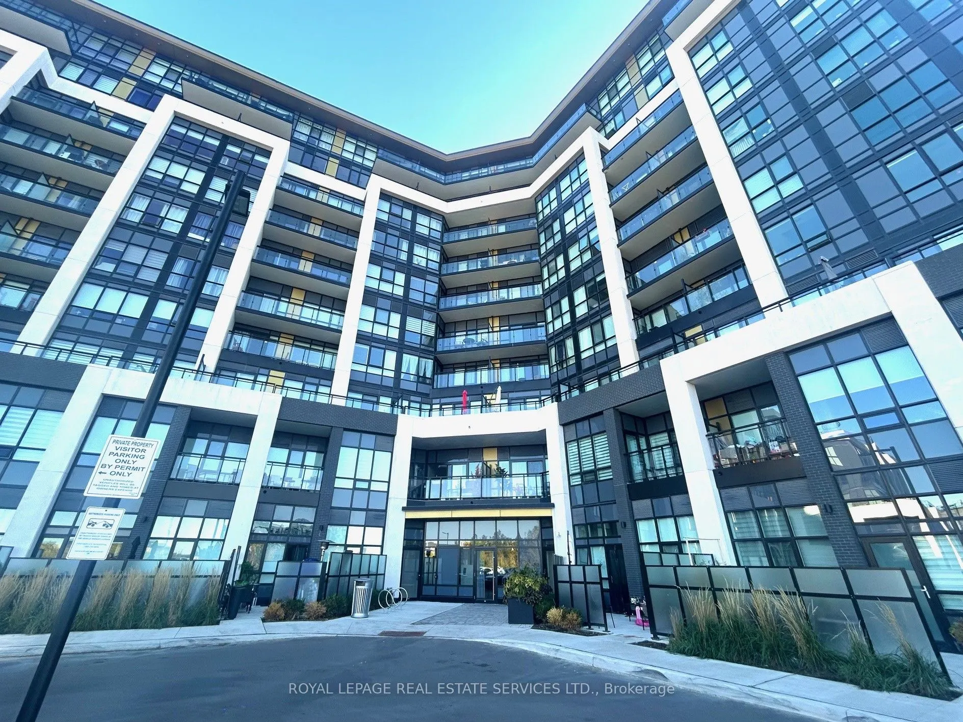 405 Dundas Street W, #223
