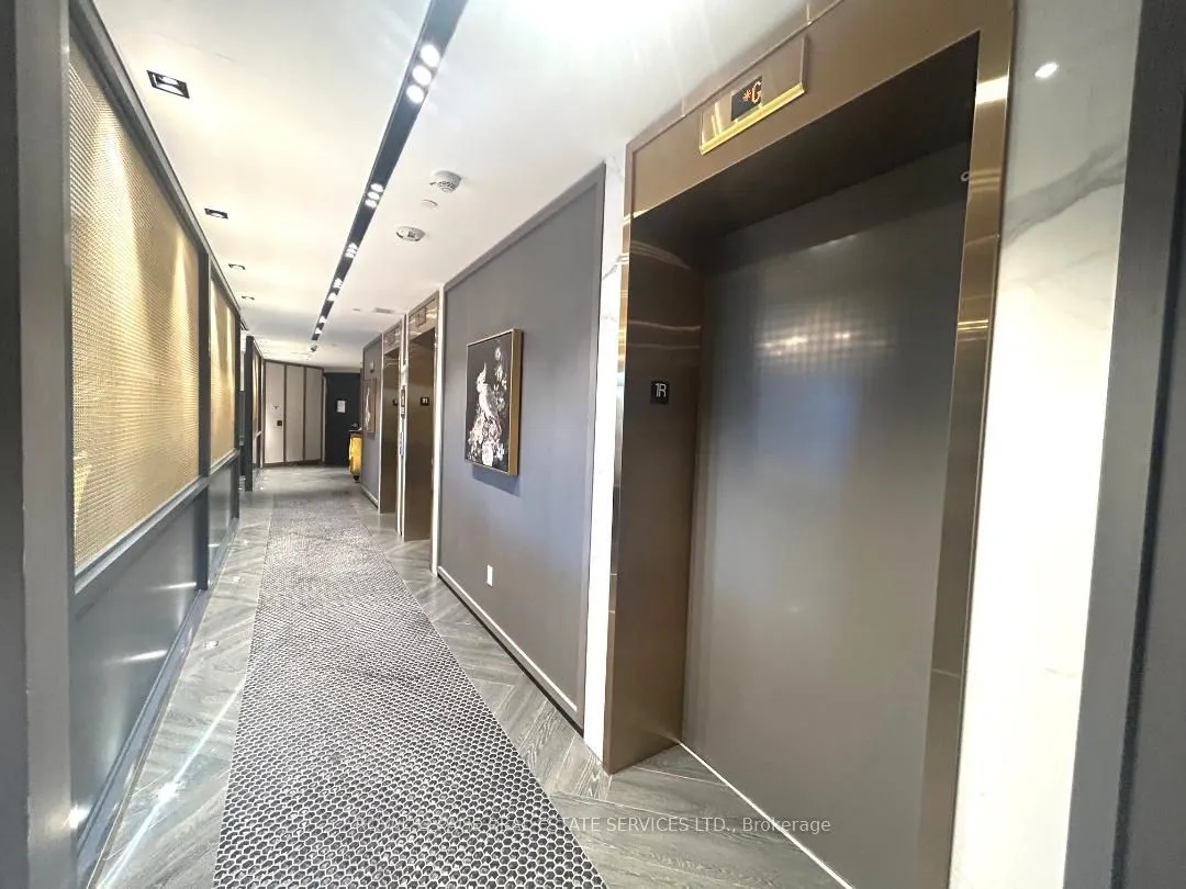 405 Dundas Street W, #223