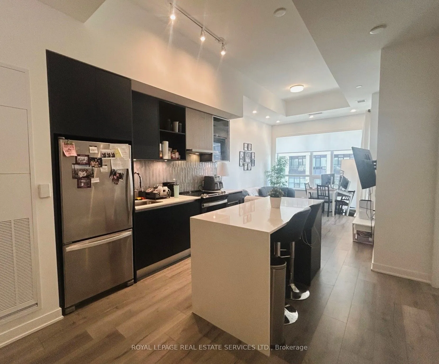 405 Dundas Street W, #223