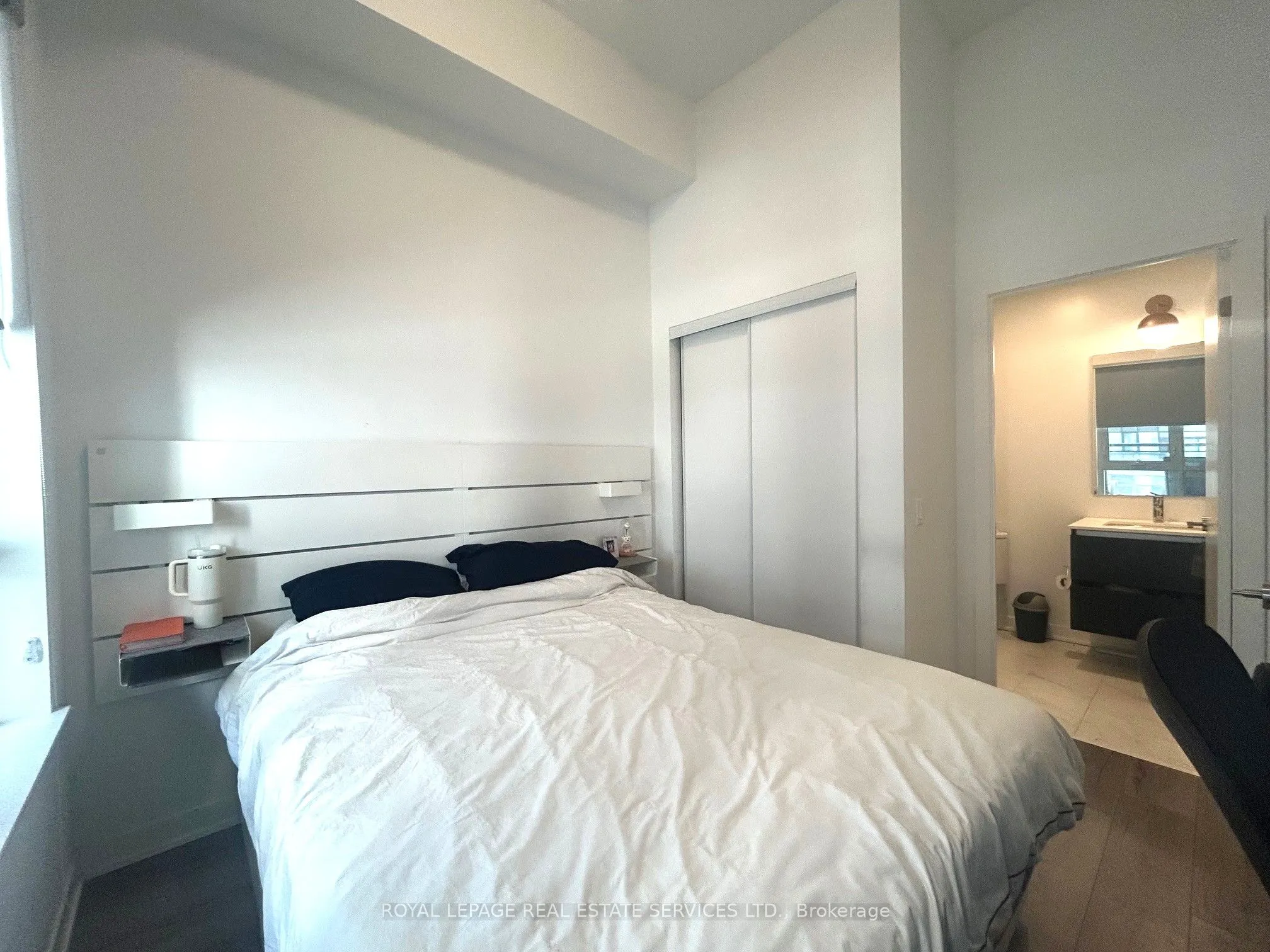 405 Dundas Street W, #223