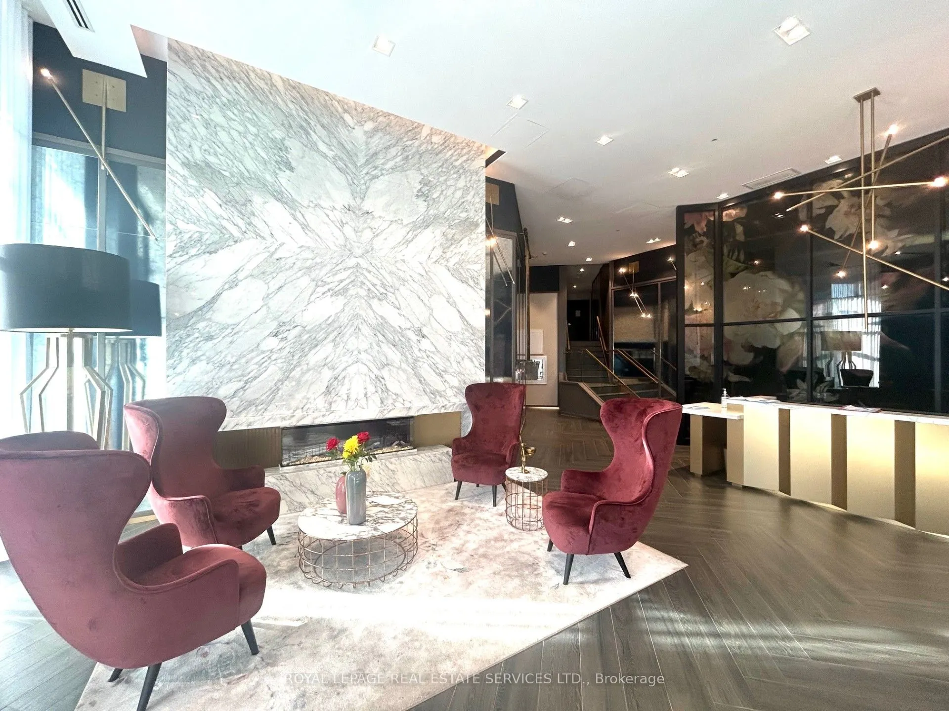 405 Dundas Street W, #223
